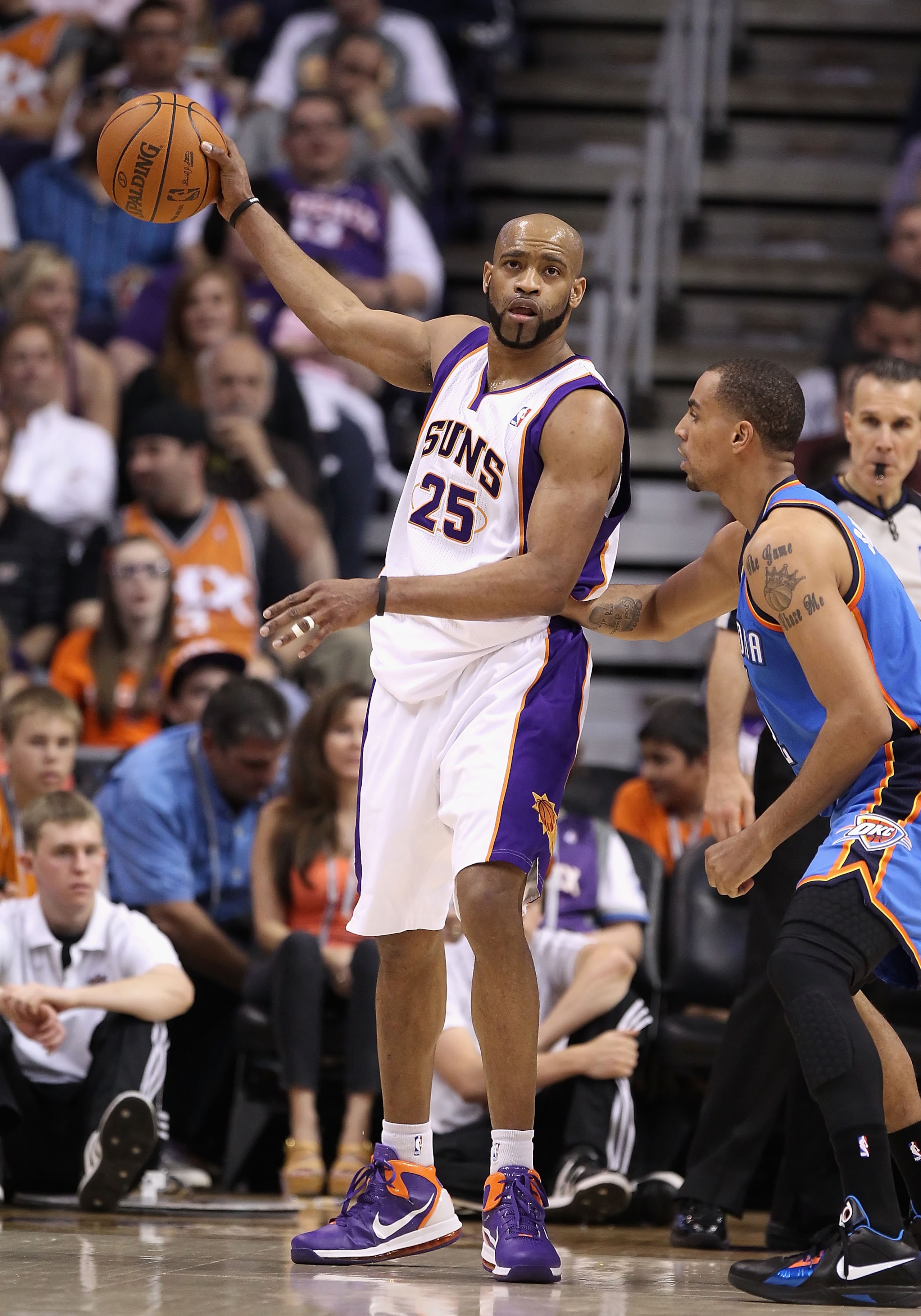 PHOENIX, AZ - MARCH 30:  Vince Carter #25 of the Phoenix Suns handles the ball during the NBA game against the Oklahoma City Thunder at US Airways Center on March 30, 2011 in Phoenix, Arizona.  The Thunder defeated the Suns 116-98. NOTE TO USER: User expr