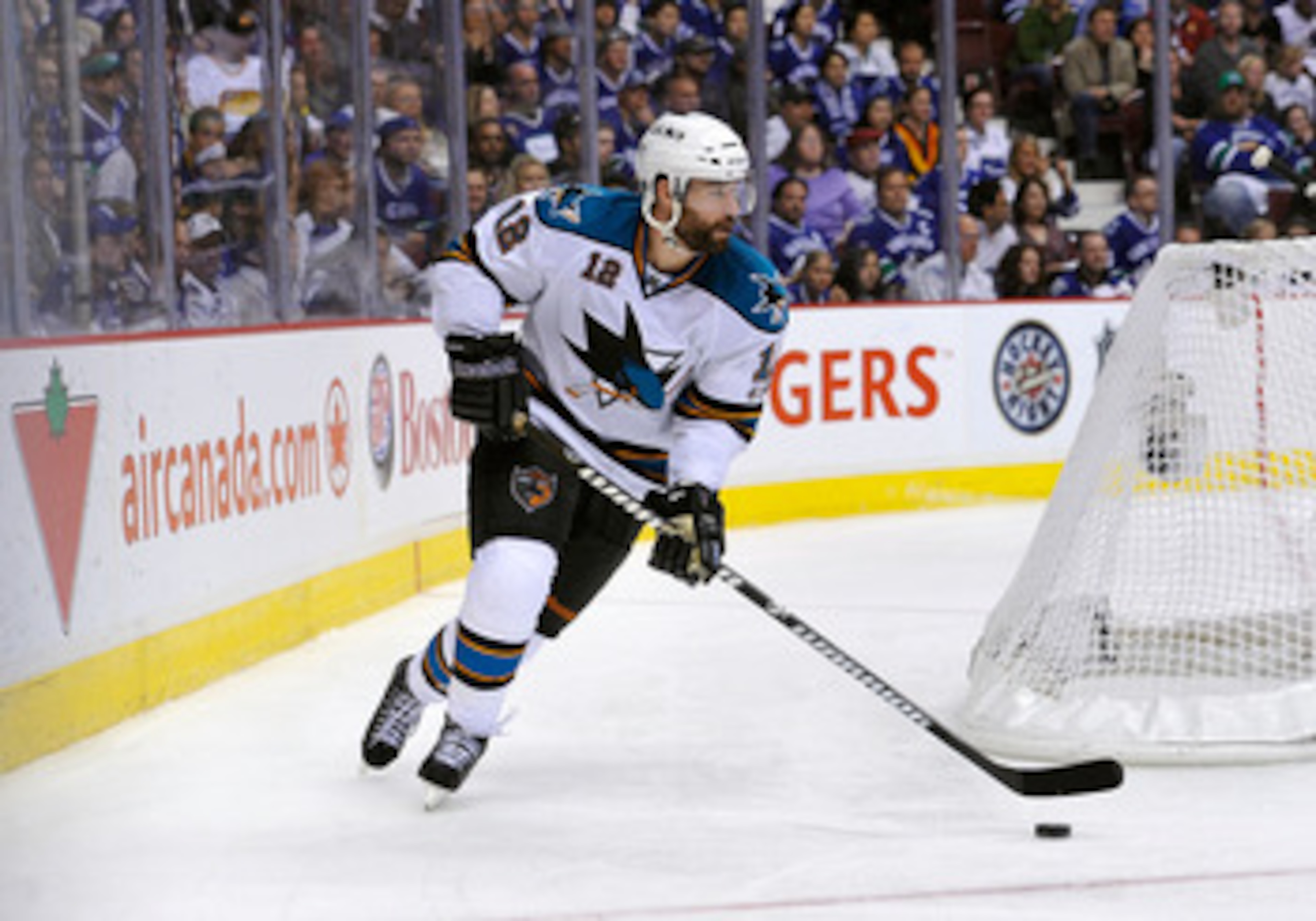 VANCOUVER, CANADA - MAY 18: Joe Thornton #19 of the San Jose Sharks lines up in the left wing position prior to a faceoff in Game Two of the Western Conference Finals against the Vancouver Canucks during the 2011 Stanley Cup Playoffs at Rogers Arena on M VANCOUVER, CANADA - MAY 18: Joe Thornton #19 of the San Jose Sharks lines up in the left wing position prior to a faceoff in Game Two of the Western Conference Finals against the Vancouver Canucks during the 2011 Stanley Cup Playoffs at Rogers Arena on M