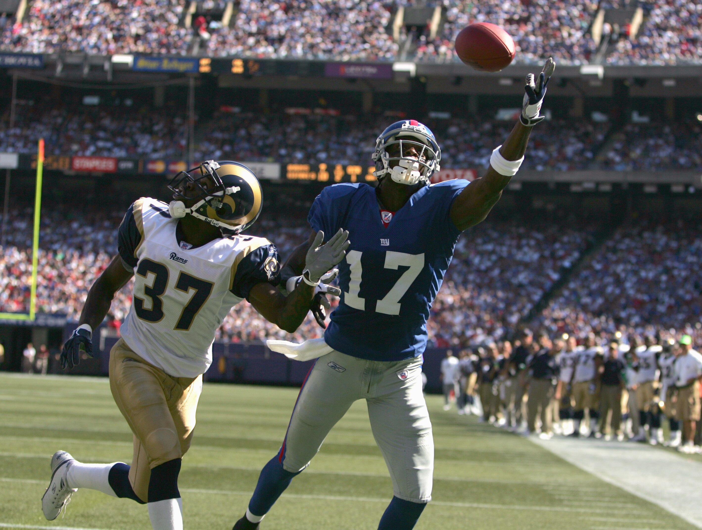 EAST RUTHERFORD, NJ - OCTOBER 02: Plaxico Burress #17 of the New York Giants reaches for the pass during the game against the St. Louis Rams on October 2, 2005 at Giants Stadium in East Rutherford, New Jersey. The Giants won 44-24. (Photo by Ezra Shaw/Get