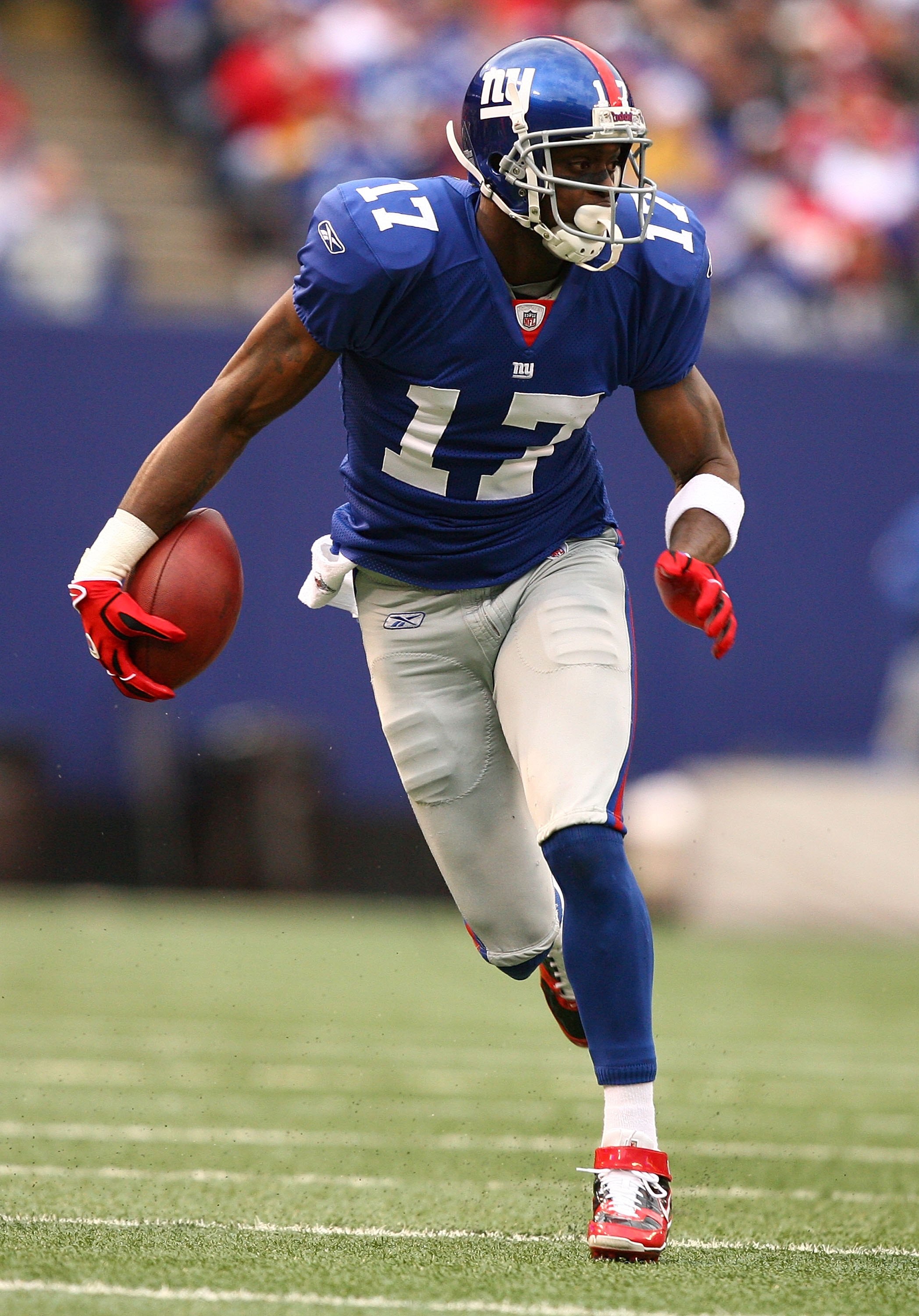 EAST RUTHERFORD, NJ - NOVEMBER 16:  Plaxico Burress #17 of the New York Giants in action against the Baltimore Ravens during their game on November 16, 2008 at Giants Stadium in East Rutherford, New Jersey.  (Photo by Al Bello/Getty Images)