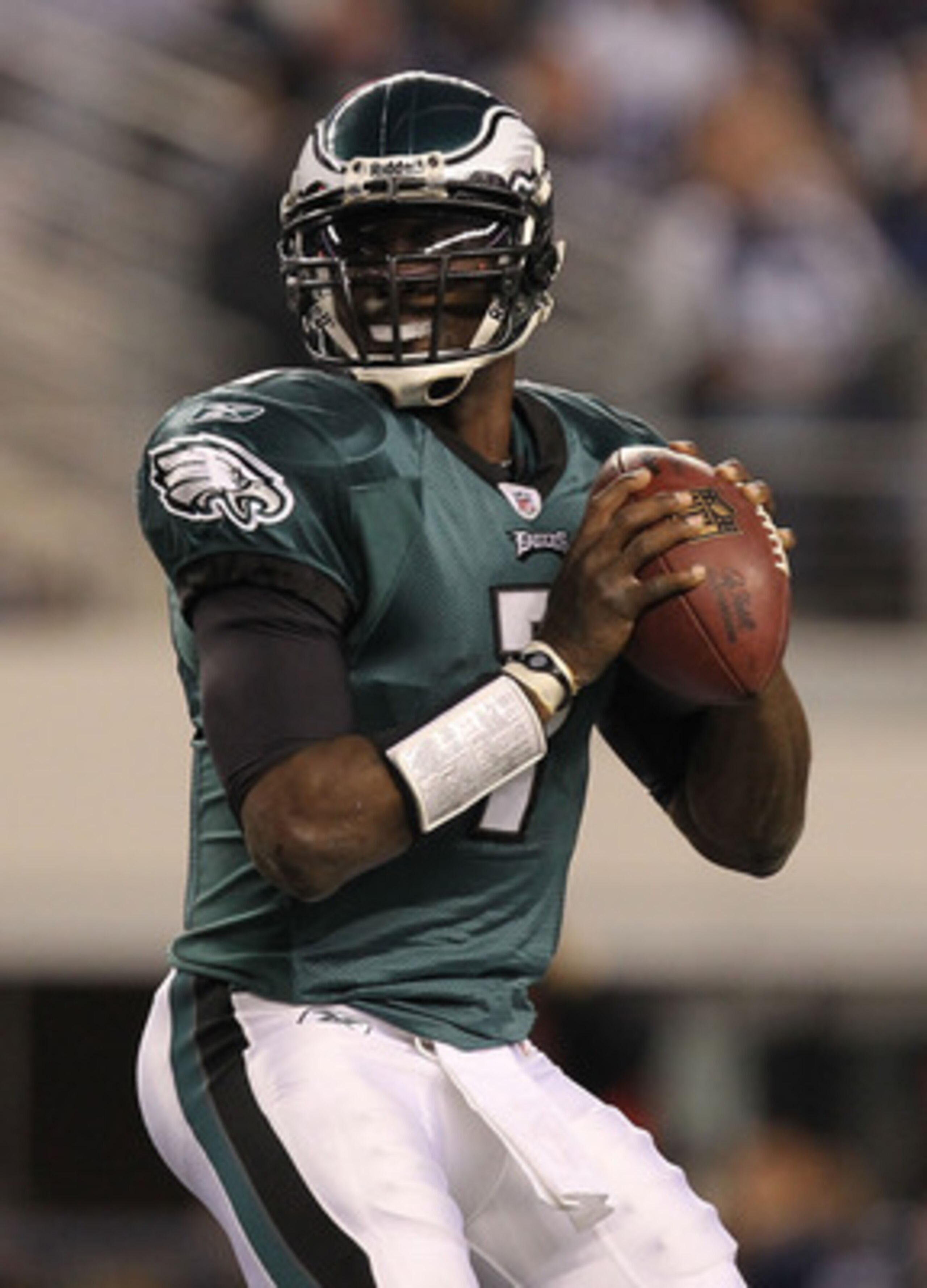 ARLINGTON, TX - DECEMBER 12:  Quarterback Michael Vick #7 of the Philadelphia Eagles at Cowboys Stadium on December 12, 2010 in Arlington, Texas.  (Photo by Ronald Martinez/Getty Images)
