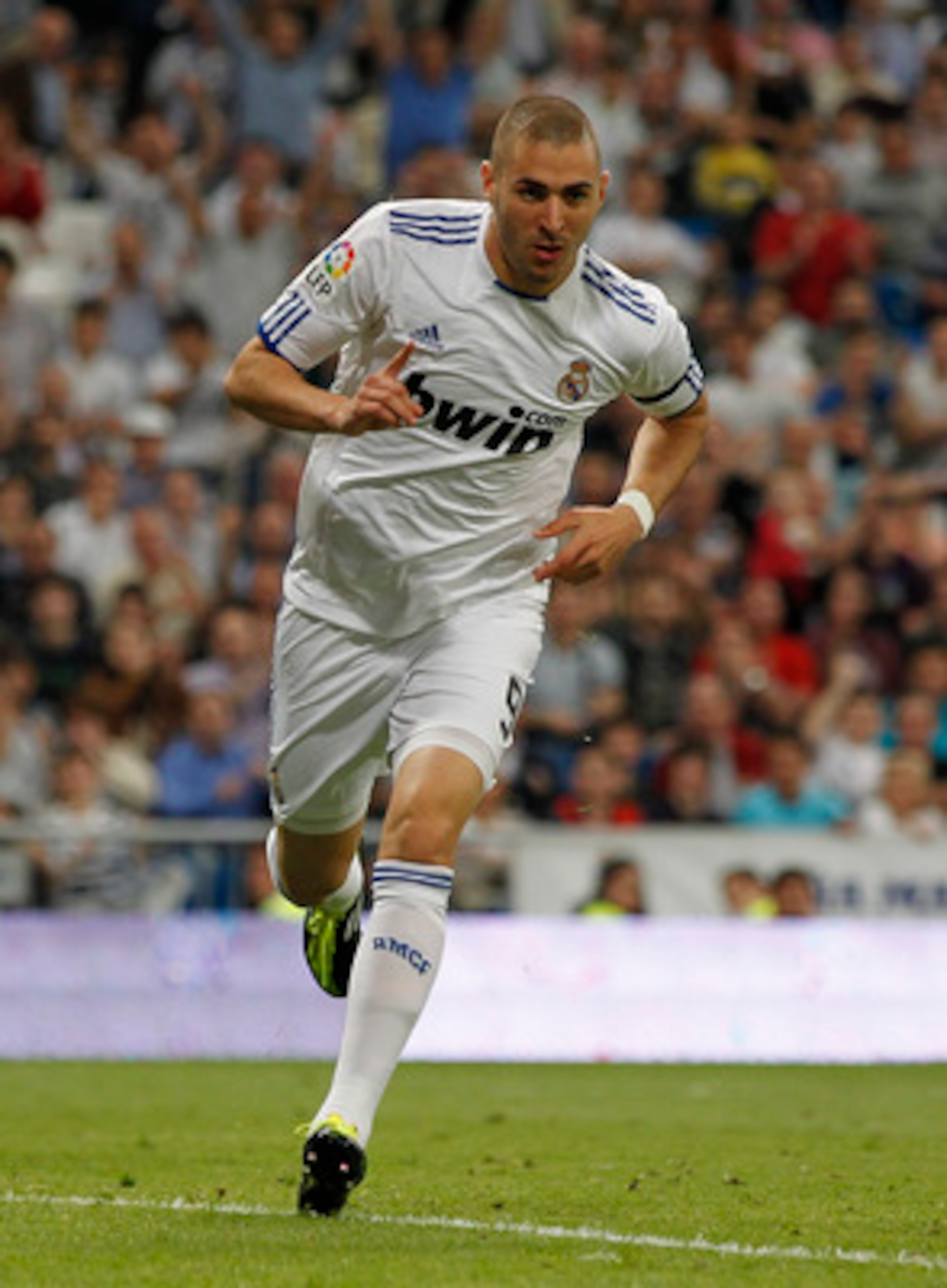 MADRID, SPAIN - MAY 10:  Karim Benzema of Real Madrid celebrates after scoring his side third goal during the La Liga match between Real Madrid and Getafe at Estadio Santiago Bernabeu on May 10, 2011 in Madrid, Spain.  (Photo by Angel Martinez/Getty Image
