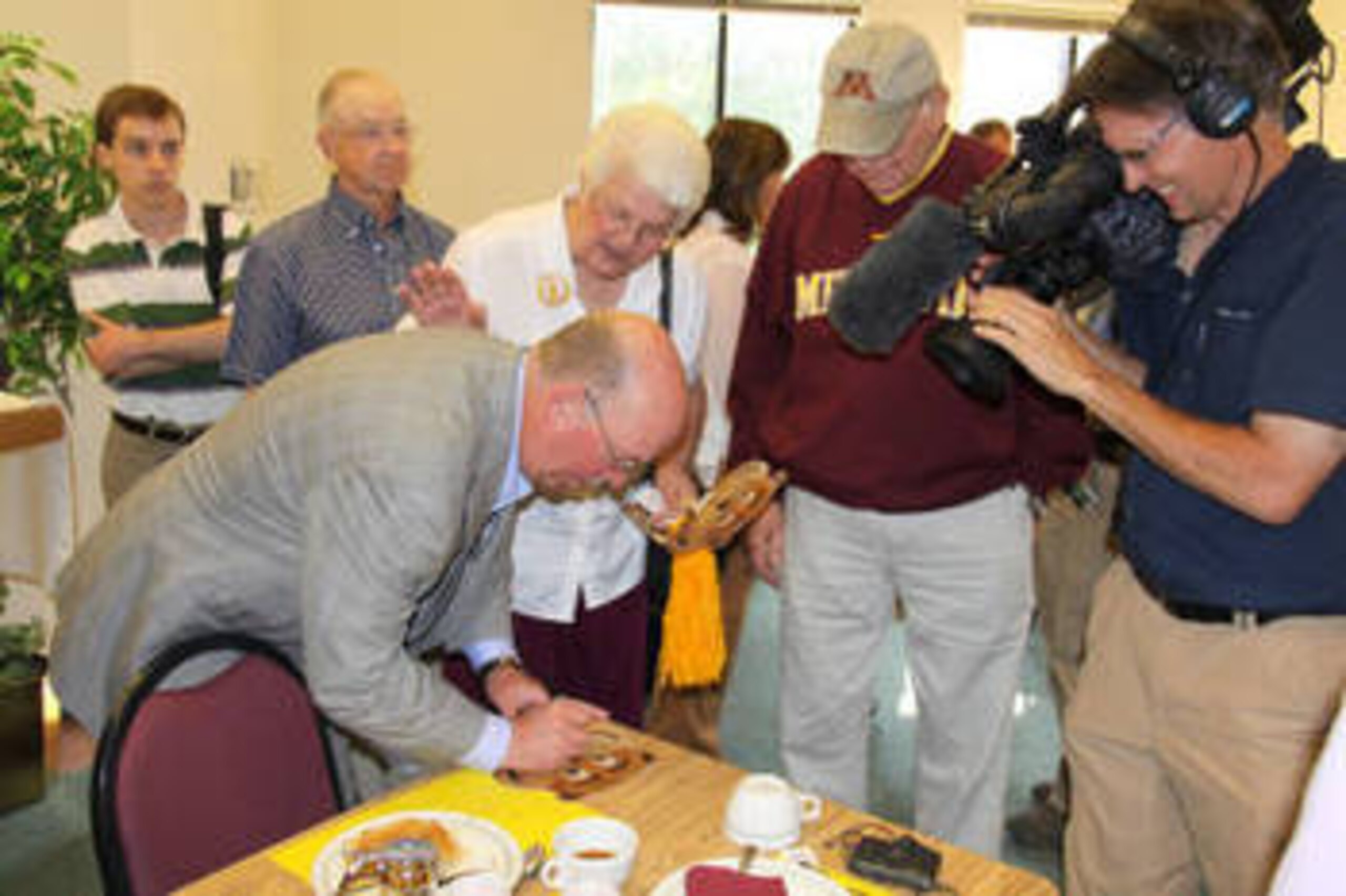 http://www.gophersports.com//share/ViewPhoto.dbml?ATCLPID=&ATCLID=205157484&DB_MENU_ID=&SPSID=38605&SPID=3280&IN_SUBSCRIBER_CONTENT=&DB_LANG=C&DB_OEM_ID=8400&LOAD_IMAGE_ID=205680860&LOAD_IMAGE_SIZE=400
