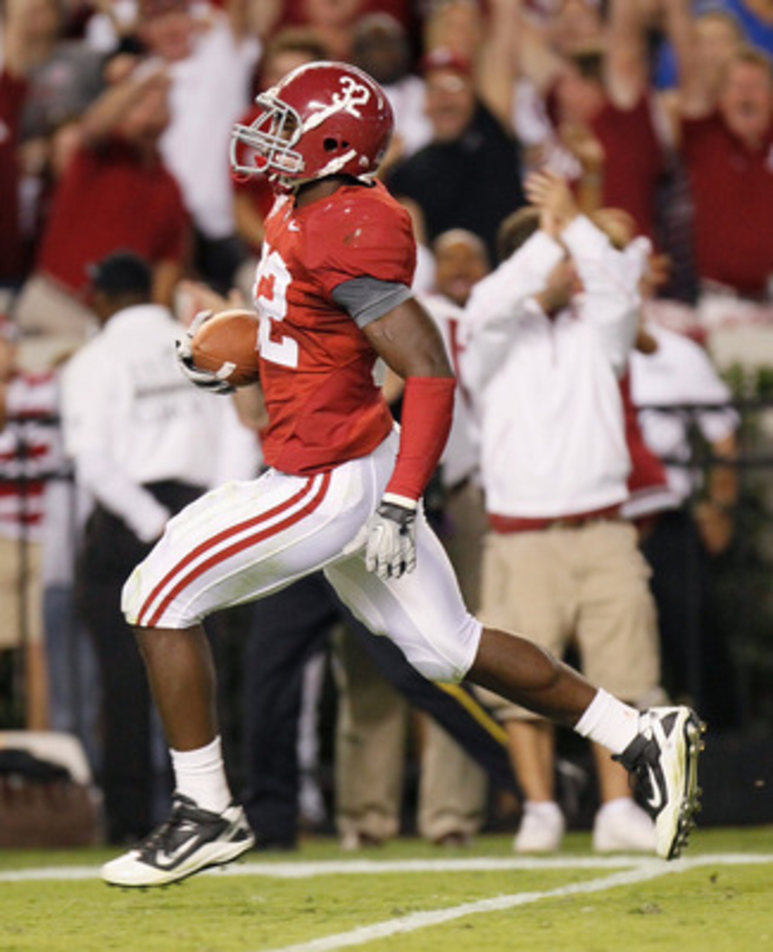 TUSCALOOSA, AL - OCTOBER 02:  C.J. Mosley #32 of the Alabama Crimson Tide against the Florida Gators at Bryant-Denny Stadium on October 2, 2010 in Tuscaloosa, Alabama.  (Photo by Kevin C. Cox/Getty Images)