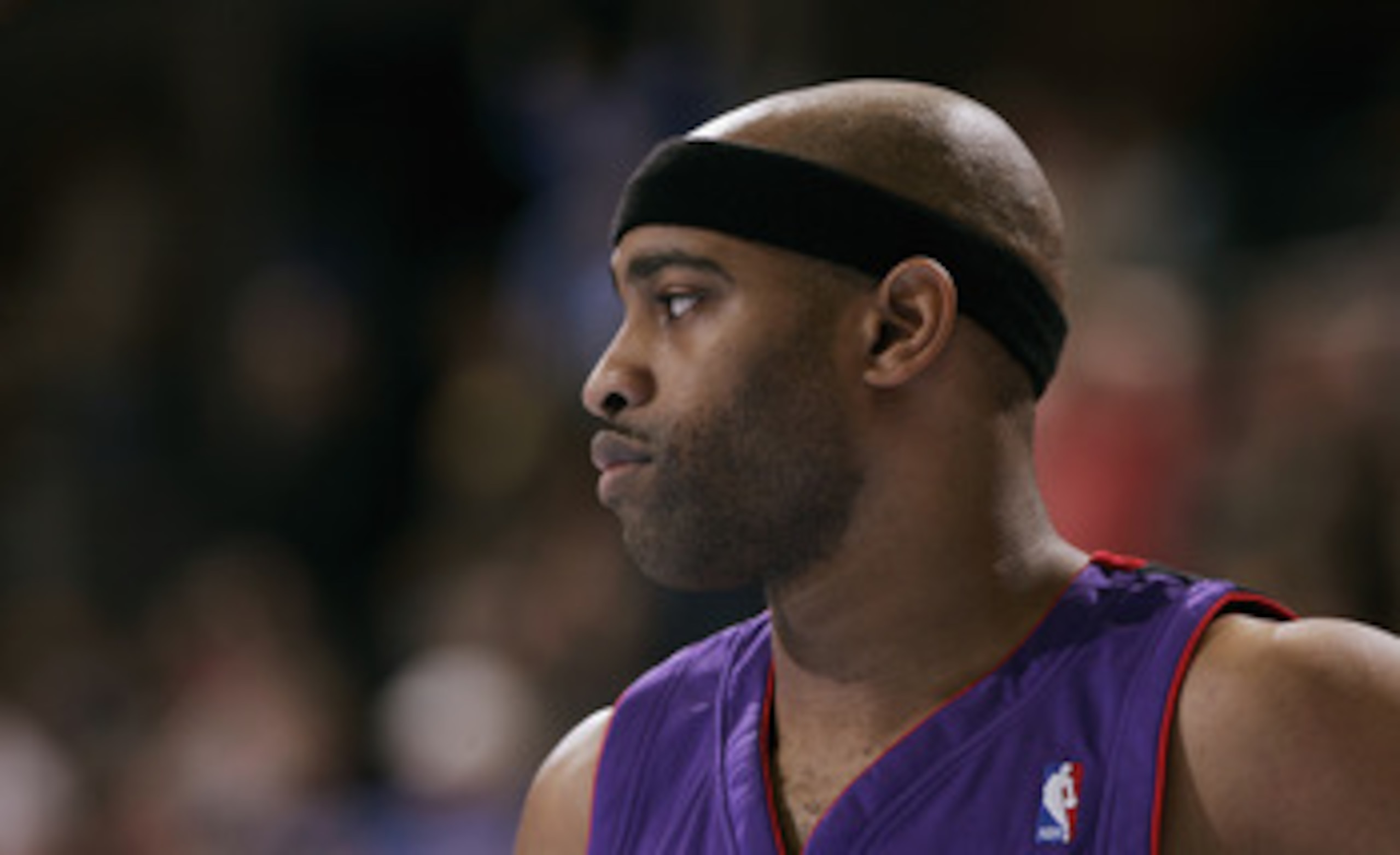DENVER - NOVEMBER 17:  Vince Carter #15 of the Toronto Raptors watches the game against the Denver Nuggets at Pepsi Center on November 17, 2004 in Denver, Colorado.  The Nuggets won 112-106.   NOTE TO USER: User expressly acknowledges and agrees that, by 