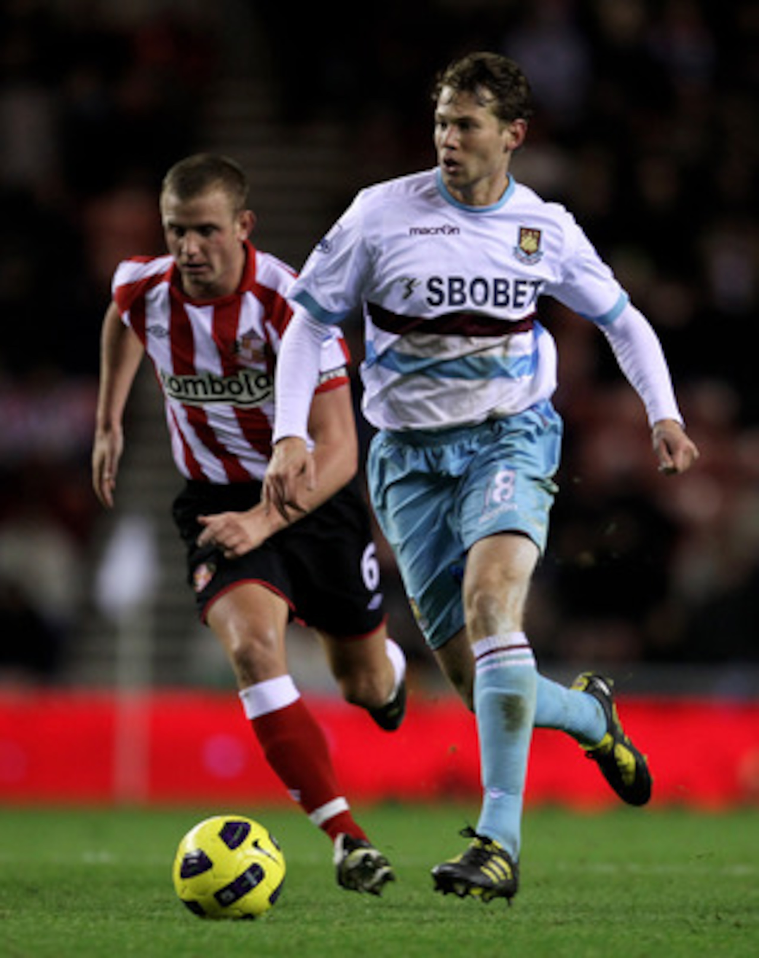 SUNDERLAND, ENGLAND - DECEMBER 05:  Lee Cattermole of Sunderland competes for the ball with Jonathan Spector of West Ham United during the Barclays Premier League match between Sunderland and West Ham United at the Stadium of Light on December 5, 2010 in 