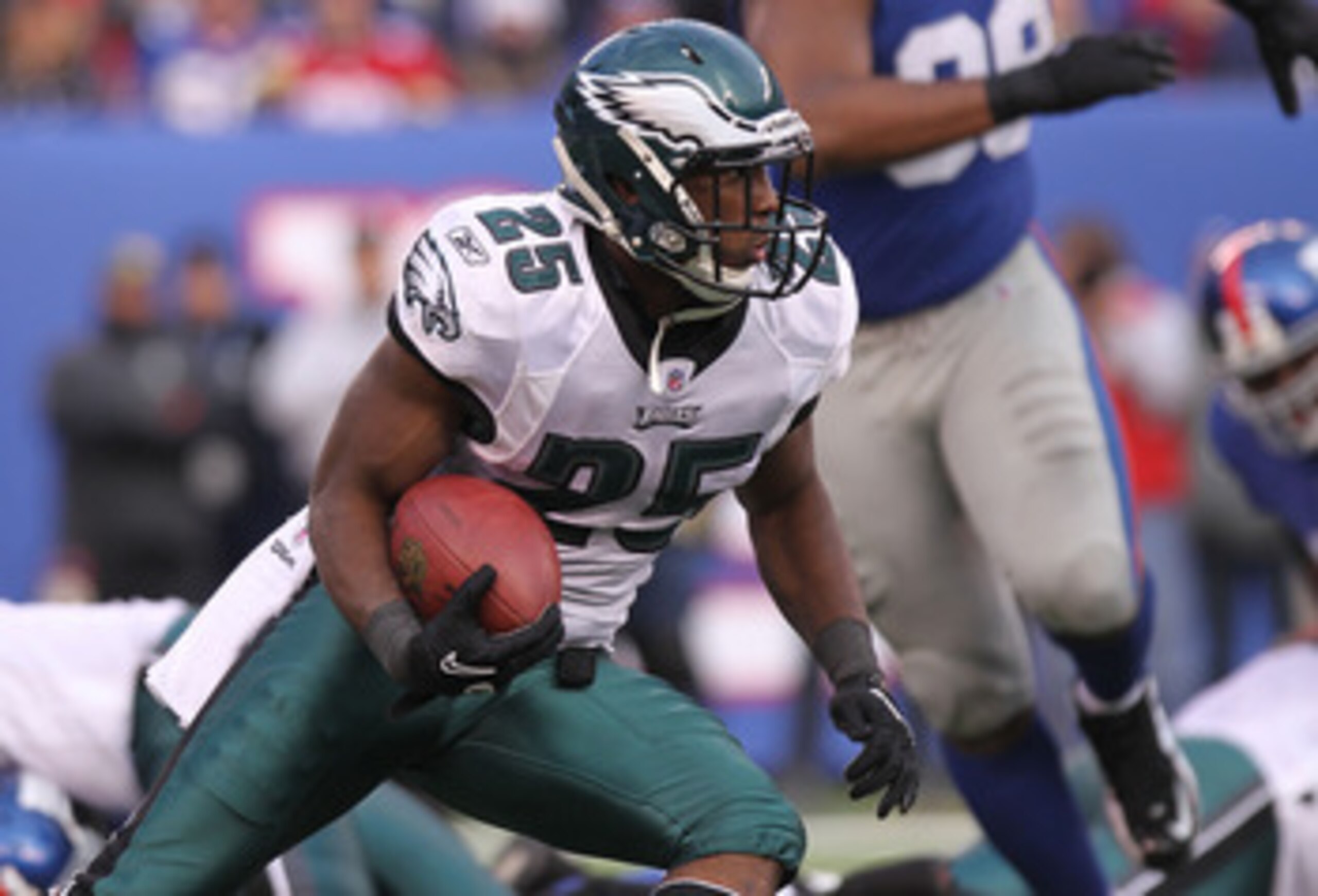 EAST RUTHERFORD, NJ - DECEMBER 19:  LeSean McCoy #25 of the Philadelphia Eagles rushes against the New York Giants at New Meadowlands Stadium on December 19, 2010 in East Rutherford, New Jersey.  (Photo by Nick Laham/Getty Images)