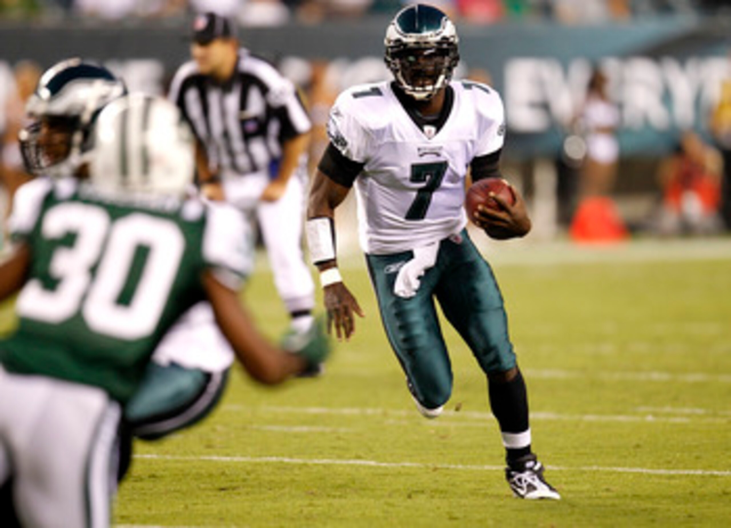PHILADELPHIA - SEPTEMBER 02: Michael Vick #7 of the Philadelphia Eagles drops back to pass during a preseason game against the New York Jets at Lincoln Financial Field on September 2, 2010 in Philadelphia, Pennsylvania. (Photo by Jeff Zelevansky/Getty Ima