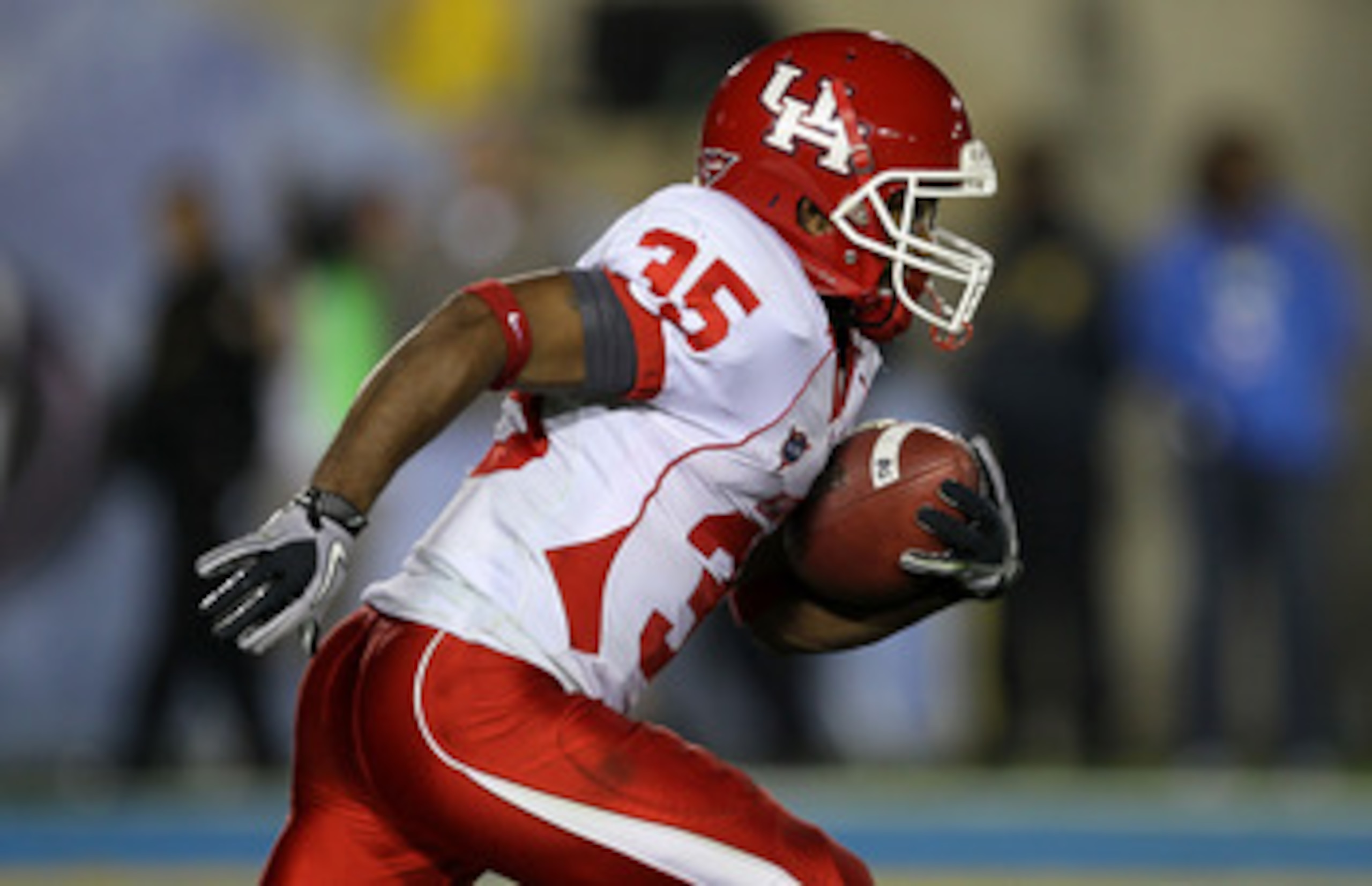 PASADENA, CA - SEPTEMBER 18:  Wide receiver Tyron Carrier  #35 of the Houston Cougars carries the ball against the UCLA Bruins at the Rose Bowl on September 18, 2010 in Pasadena, California.  UCLA won 31-13.  (Photo by Stephen Dunn/Getty Images)