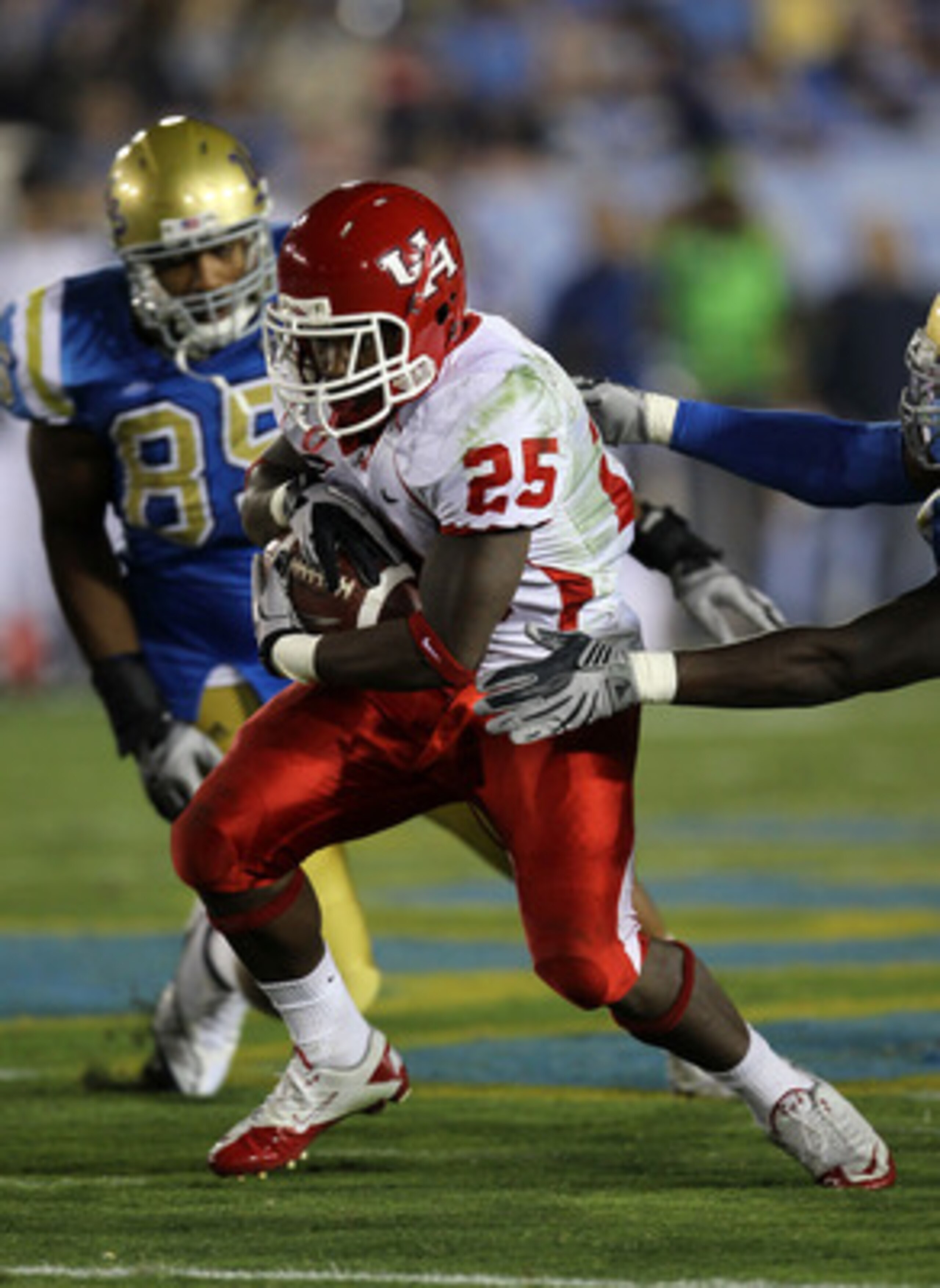 PASADENA, CA - SEPTEMBER 18:  Running back Bryce Beall #25 of the Houston Cougars carries the ball against the UCLA Bruins at the Rose Bowl on September 18, 2010 in Pasadena, California.  UCLA won 31-13.  (Photo by Stephen Dunn/Getty Images)