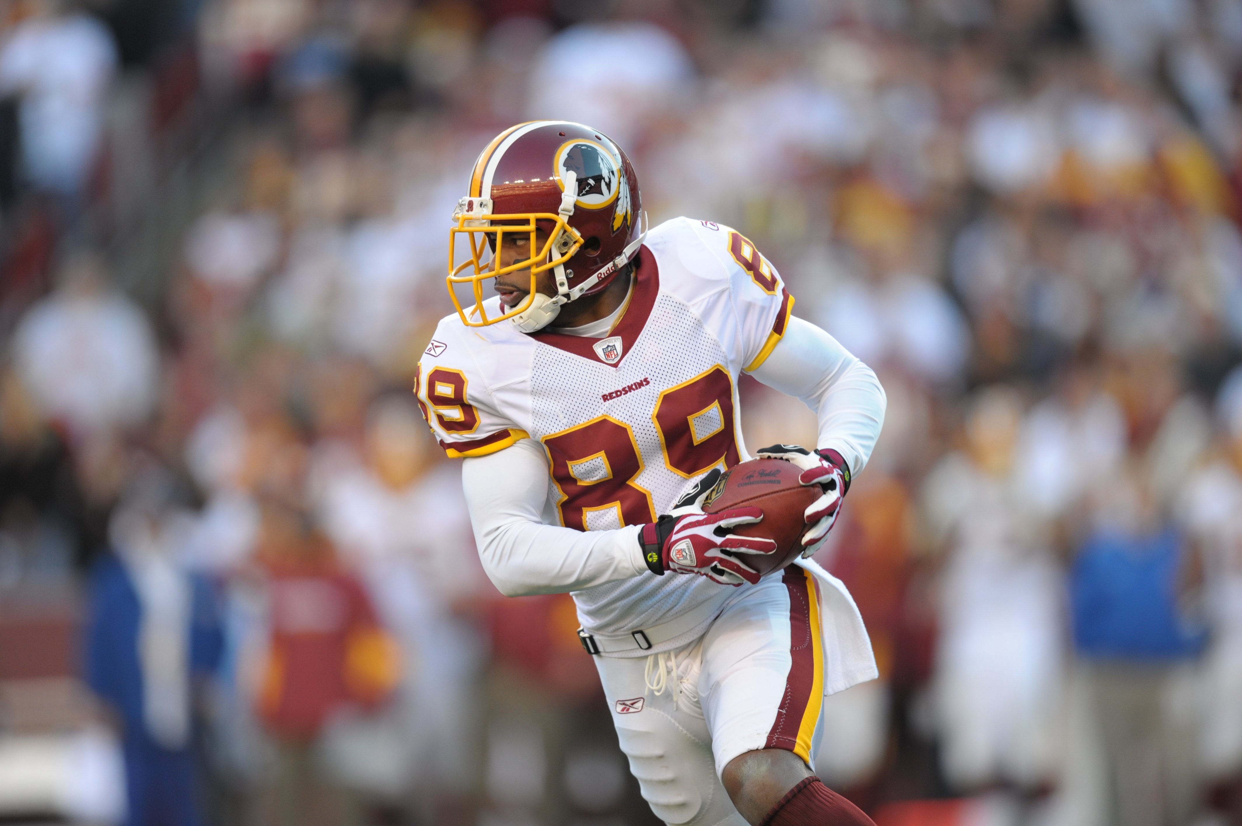 LANDOVER, MD - OCTOBER 19: Wide receiver Santana Moss #89 of the Washington Redskins runs with the ball during the game against the Cleveland Browns on October 19, 2008 at FedEx Field in Landover, Maryland. The Redskins won 14-11. (Photo by Drew Hallowell