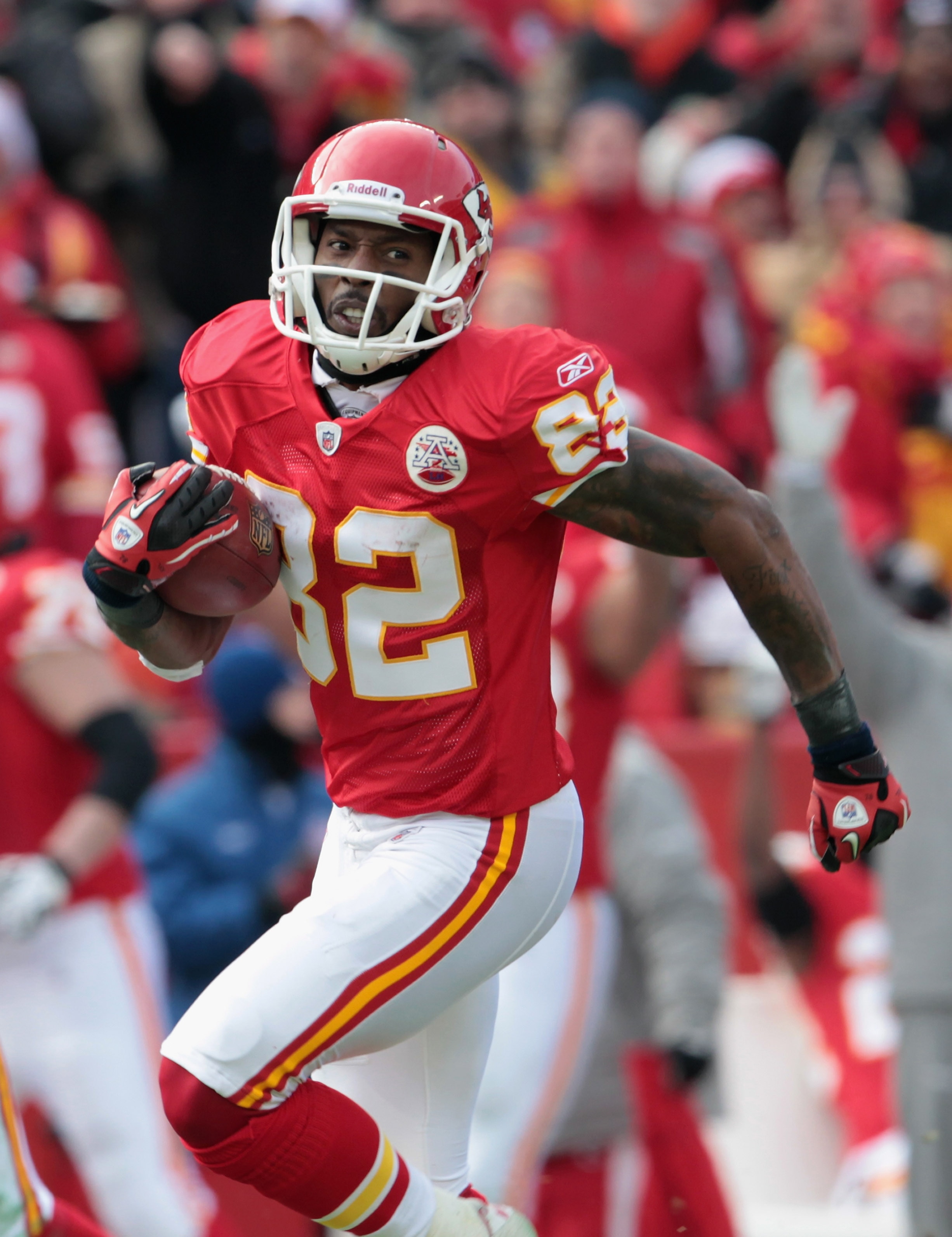 KANSAS CITY, MO - DECEMBER 26:  Receiver Dwayne Bowe #82 of the Kansas City Chiefs carries the ball after making a catch on a 75 yard touchdown play during the game against the Tennessee Titans on December 26, 2010 at Arrowhead Stadium in Kansas City, Mis