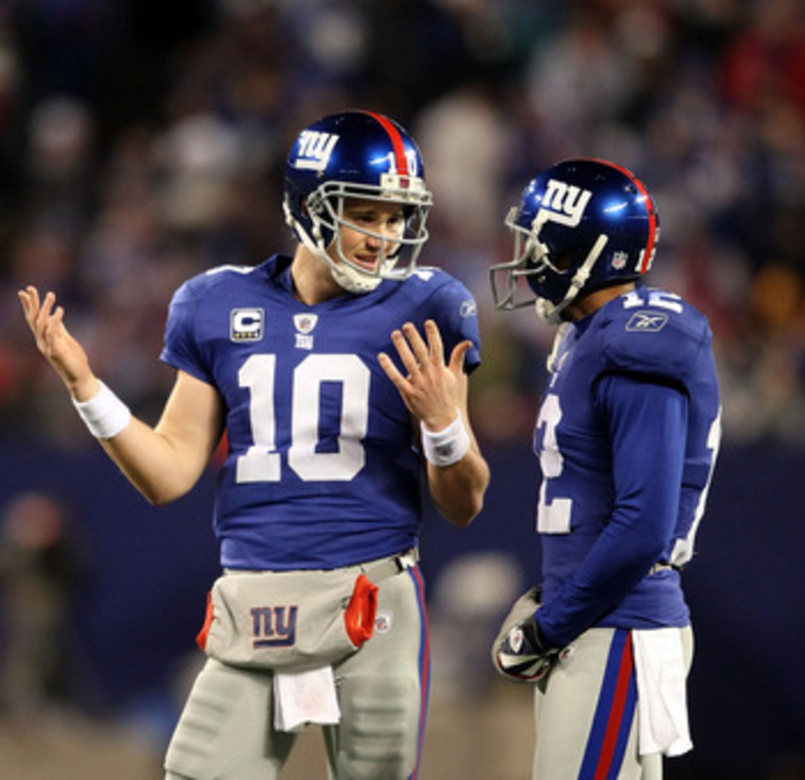 EAST RUTHERFORD, NJ - DECEMBER 13:  Eli Manning #10 of the New York Giants talks with Steve Smith #12 after a play against the Philadelphia Eagles at Giants Stadium on December 13, 2009 in East Rutherford, New Jersey.  (Photo by Nick Laham/Getty Images)
