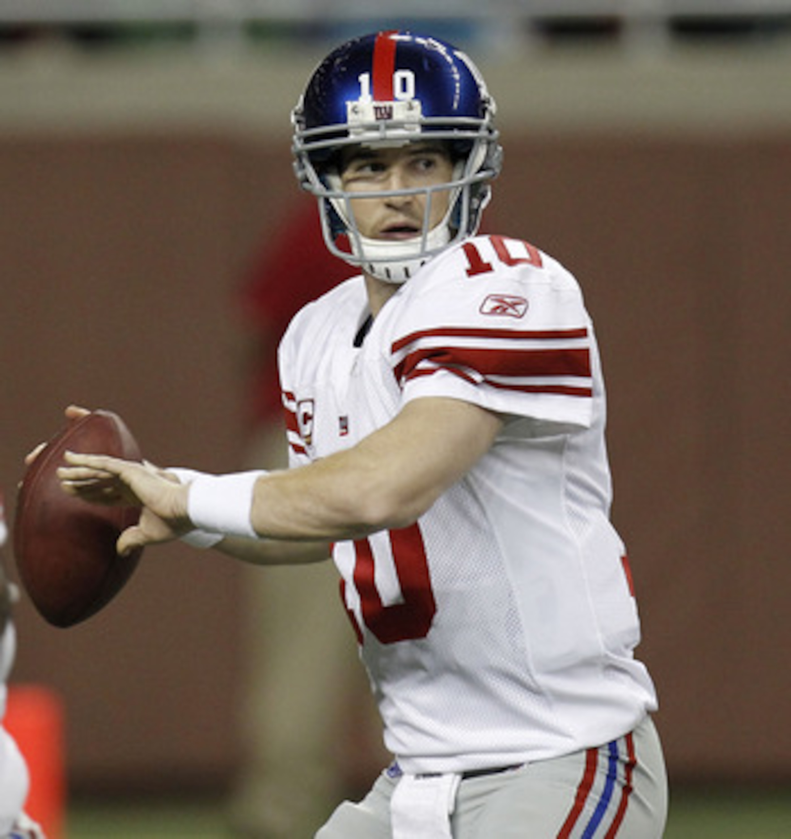 DETROIT, MI - DECEMBER 13:  Eli Manning #10 of the New York Giants throws a second quarter pass while playing the Minnesota Vikings at Ford Field on December 13, 2010 in Detroit, Michigan.  (Photo by Gregory Shamus/Getty Images)