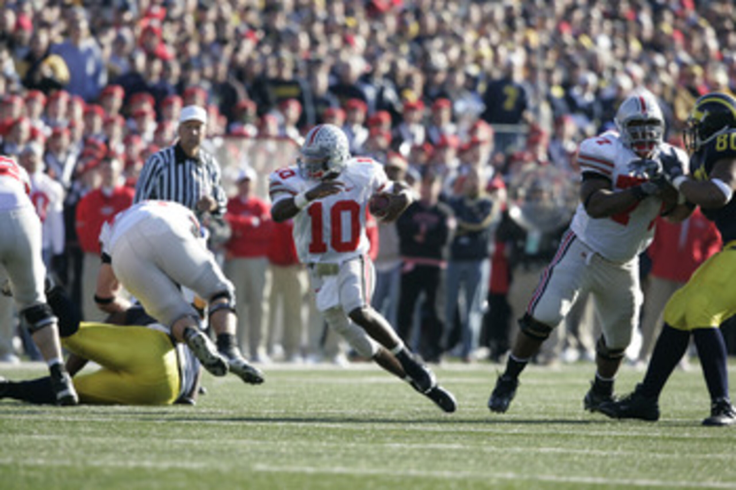 ANN ARBOR, MI - NOVEMBER 19:  Quarterback Troy Smith #10 of Ohio State runs through an opening against Michigan on November 19, 2005 at Michigan Stadium in Ann Arbor, Michigan. The Buckeyes defeated the Wolverines 25-21.  (Photo by Tom Pidgeon/Getty Image
