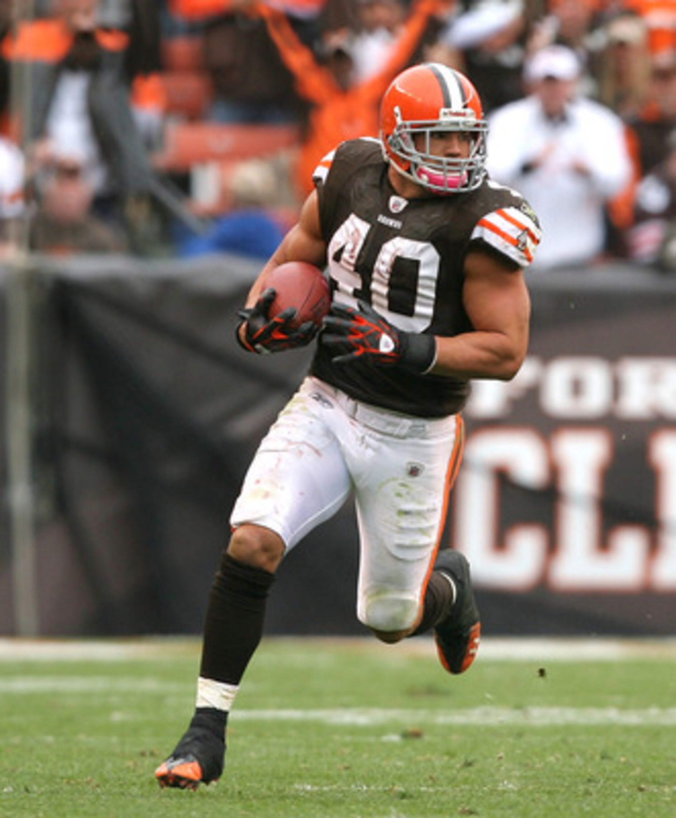 CLEVELAND - OCTOBER 03:  Running back Peyton Hillis #40 of the Cleveland Browns runs away from linebacker Keith Rivers #55 of the Cincinnati Bengals at Cleveland Browns Stadium on October 3, 2010 in Cleveland, Ohio.  (Photo by Matt Sullivan/Getty Images)