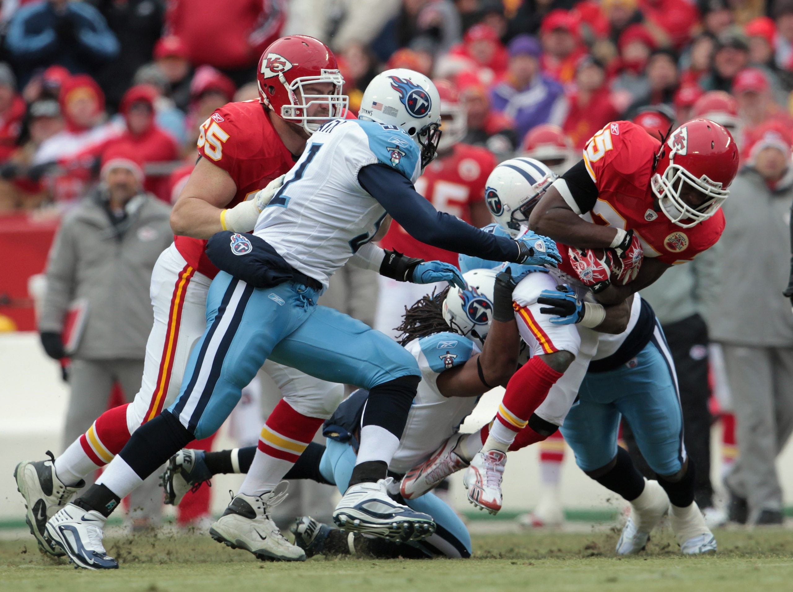 KANSAS CITY, MO - DECEMBER 26:  Jamaal Charles #25 of the Kansas City Chiefs carries the ball during the game against the Tennessee Titans on December 26, 2010 at Arrowhead Stadium in Kansas City, Missouri.  (Photo by Jamie Squire/Getty Images)