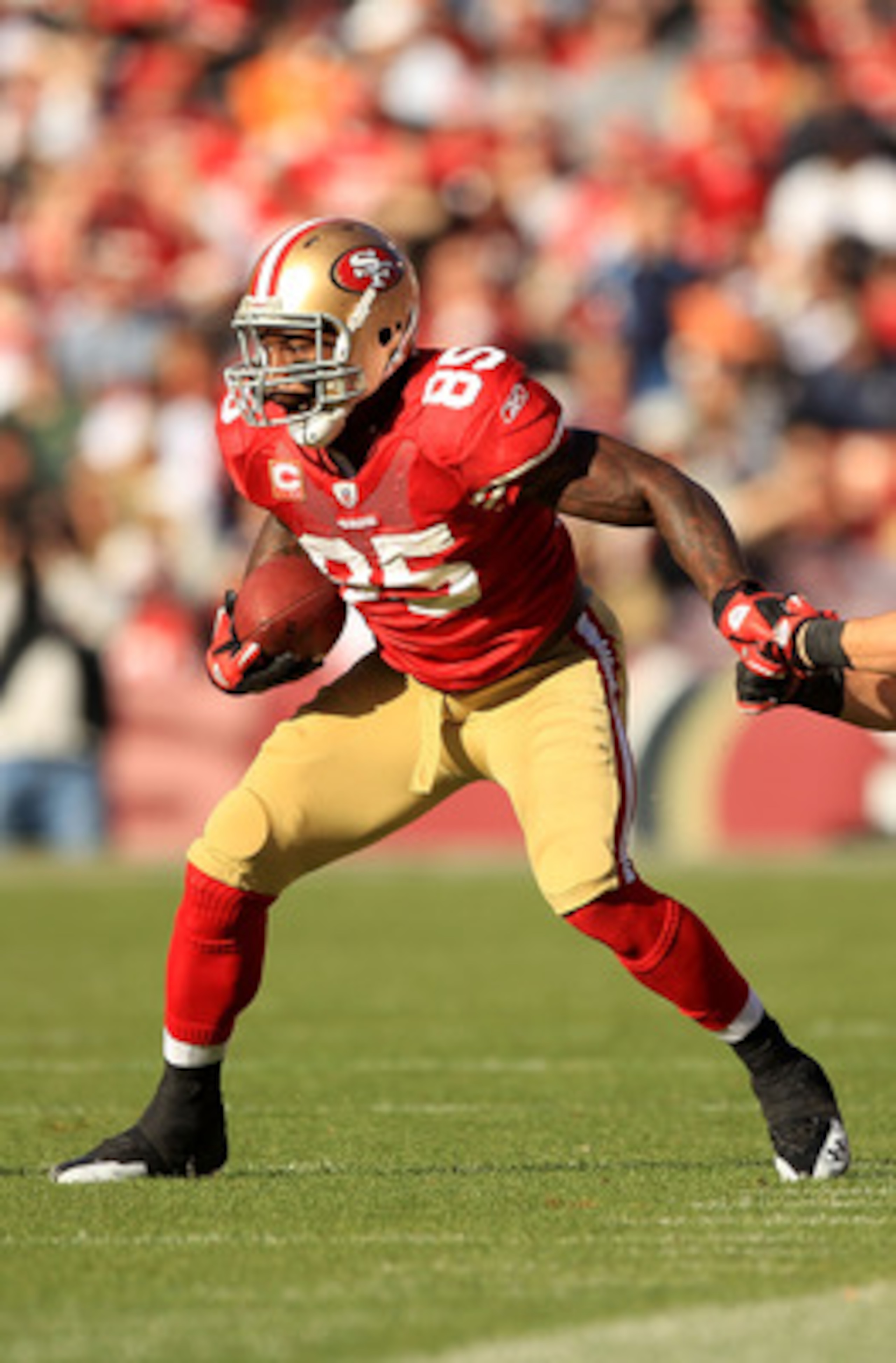 SAN FRANCISCO - NOVEMBER 21:  Vernon Davis #85 of the San Francisco 49ers in action against the Tampa Bay Buccaneers at Candlestick Park on November 21, 2010 in San Francisco, California.  (Photo by Ezra Shaw/Getty Images)
