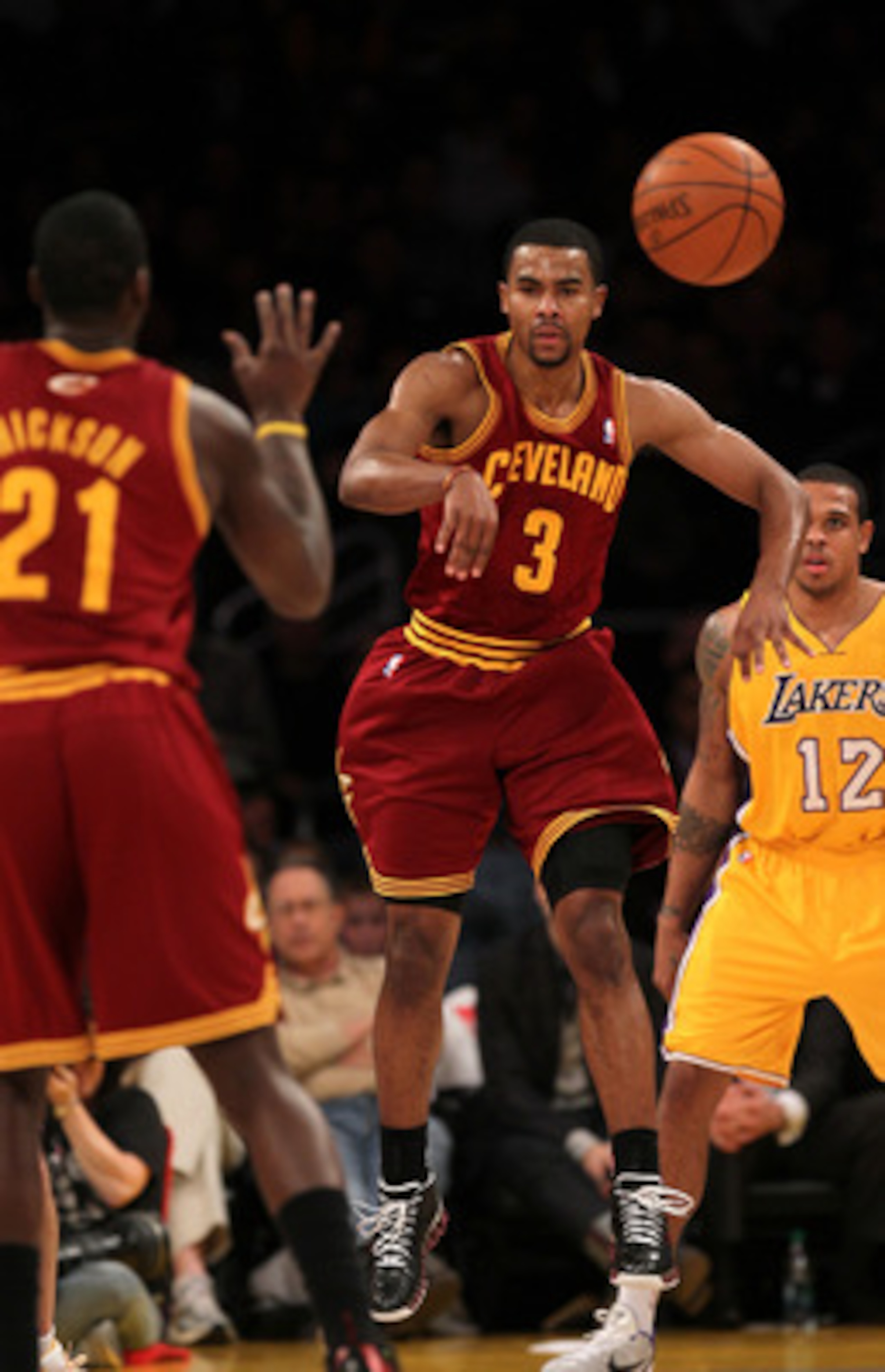 LOS ANGELES, CA - JANUARY 11: Ramon Sessions #3 of the Cleveland Cavaliers throws a pass to J.J. Hickson #21 in the game against the Los Angeles Lakers at Staples Center on January 11, 2011 in Los Angeles, California. NOTE TO USER: User expressly ackno LOS ANGELES, CA - JANUARY 11: Ramon Sessions #3 of the Cleveland Cavaliers throws a pass to J.J. Hickson #21 in the game against the Los Angeles Lakers at Staples Center on January 11, 2011 in Los Angeles, California. NOTE TO USER: User expressly ackno