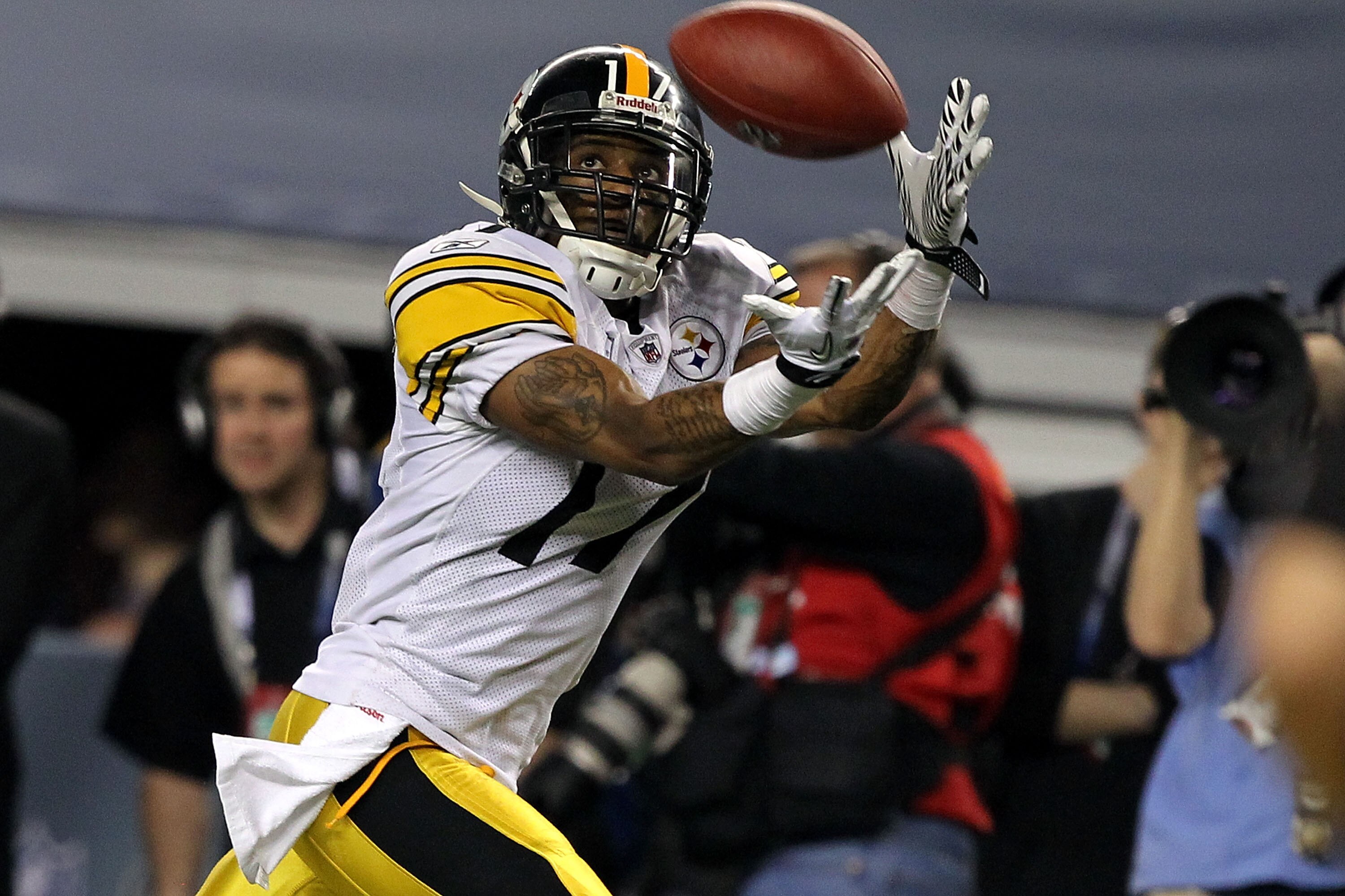 ARLINGTON, TX - FEBRUARY 06:  Mike Wallace #17 of the Pittsburgh Steelers catches a 25-yard touchdown reception in the fourth quarter against the Green Bay Packers during Super Bowl XLV at Cowboys Stadium on February 6, 2011 in Arlington, Texas. Packers w