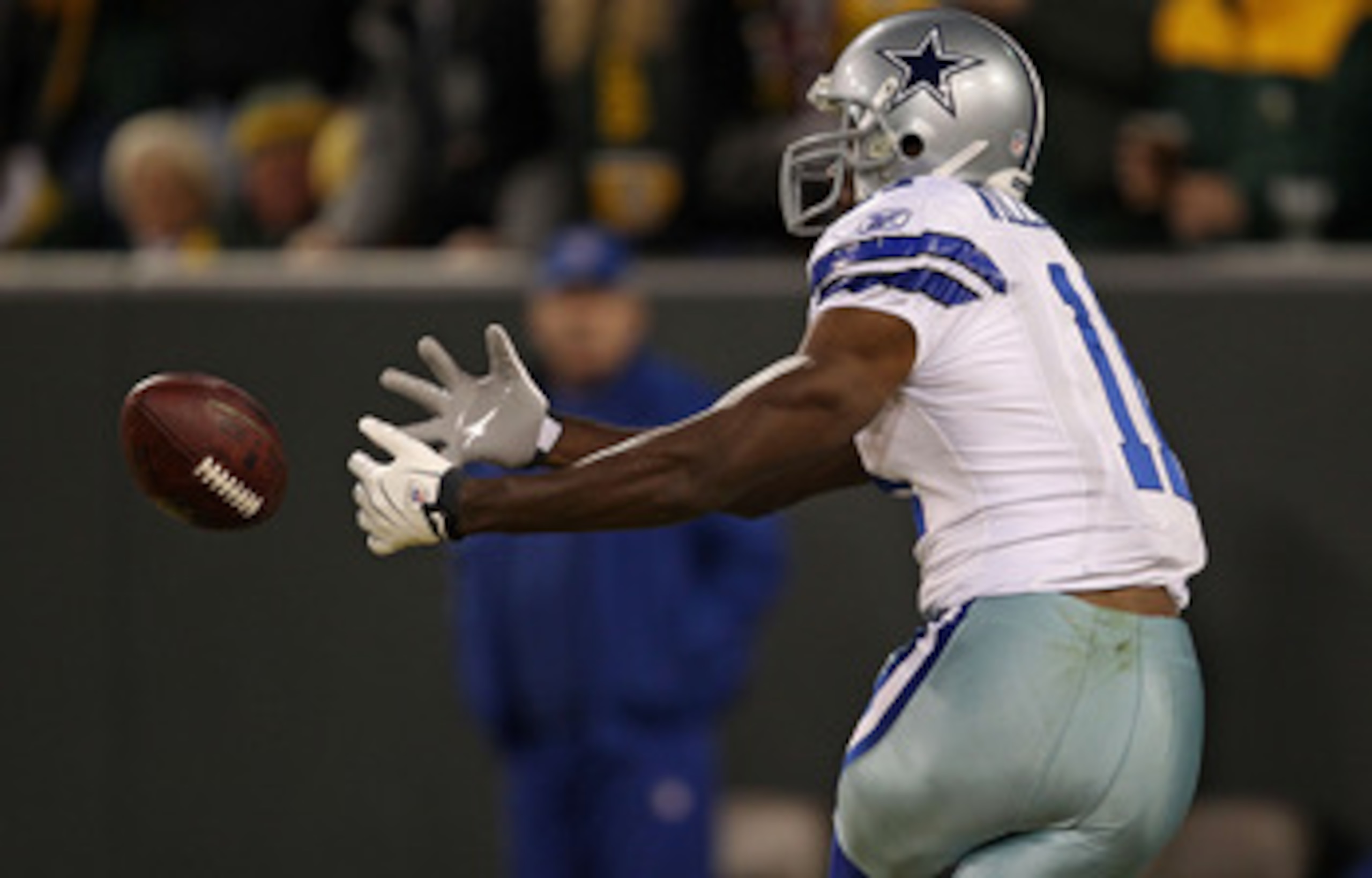 GREEN BAY, WI - NOVEMBER 07: Roy Williams #11 of the Dallas Cowboys drops the ball in the end zone against the Green Bay Packers at Lambeau Field on November 7, 2010 in Green Bay, Wisconsin. (Photo by Jonathan Daniel/Getty Images)