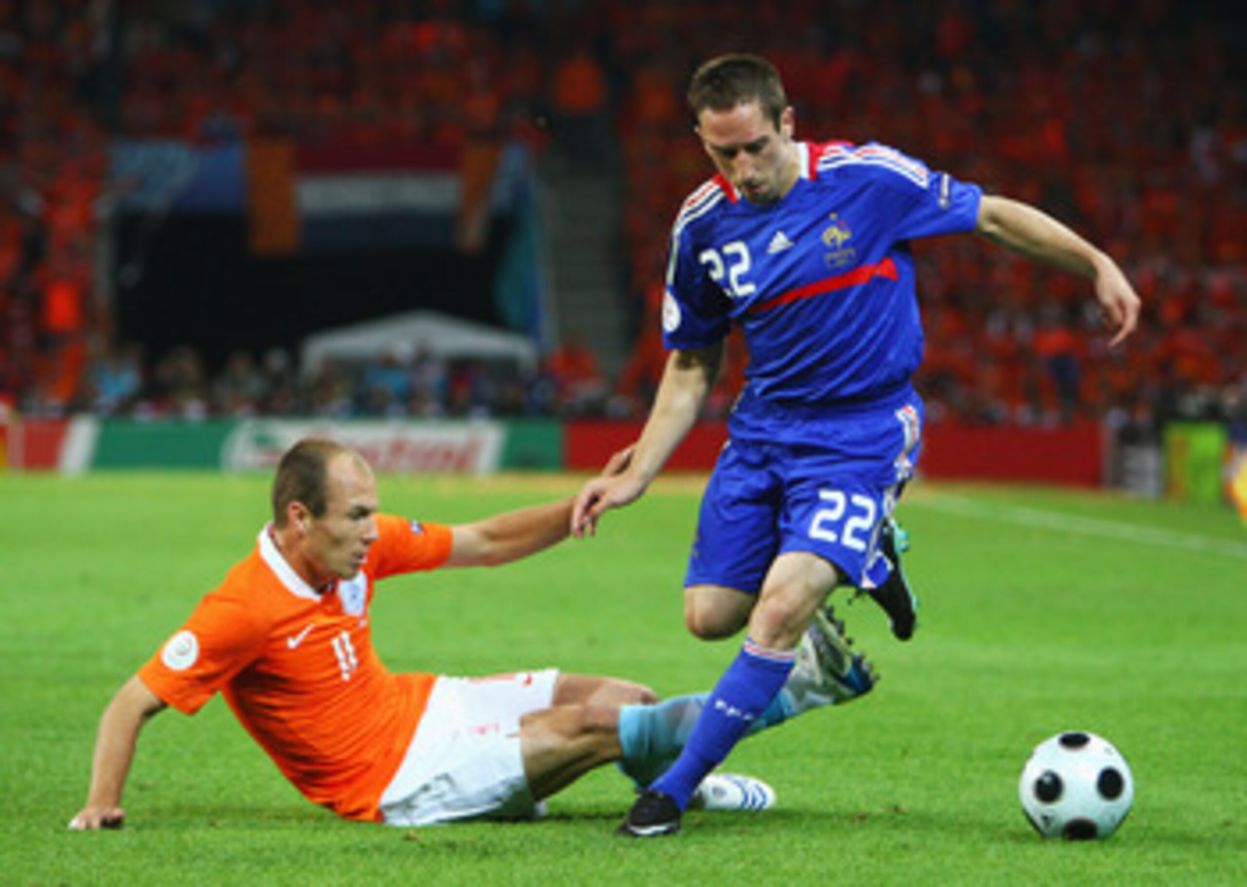 BERNE, SWITZERLAND - JUNE 13: Arjen Robben of Netherlands challenges Franck Ribery of France during the UEFA EURO 2008 Group C match between Netherlands and France at Stade de Suisse Wankdorf on June 13, 2008 in Berne, Switzerland. (Photo by Phil Cole/Ge BERNE, SWITZERLAND - JUNE 13: Arjen Robben of Netherlands challenges Franck Ribery of France during the UEFA EURO 2008 Group C match between Netherlands and France at Stade de Suisse Wankdorf on June 13, 2008 in Berne, Switzerland. (Photo by Phil Cole/Ge
