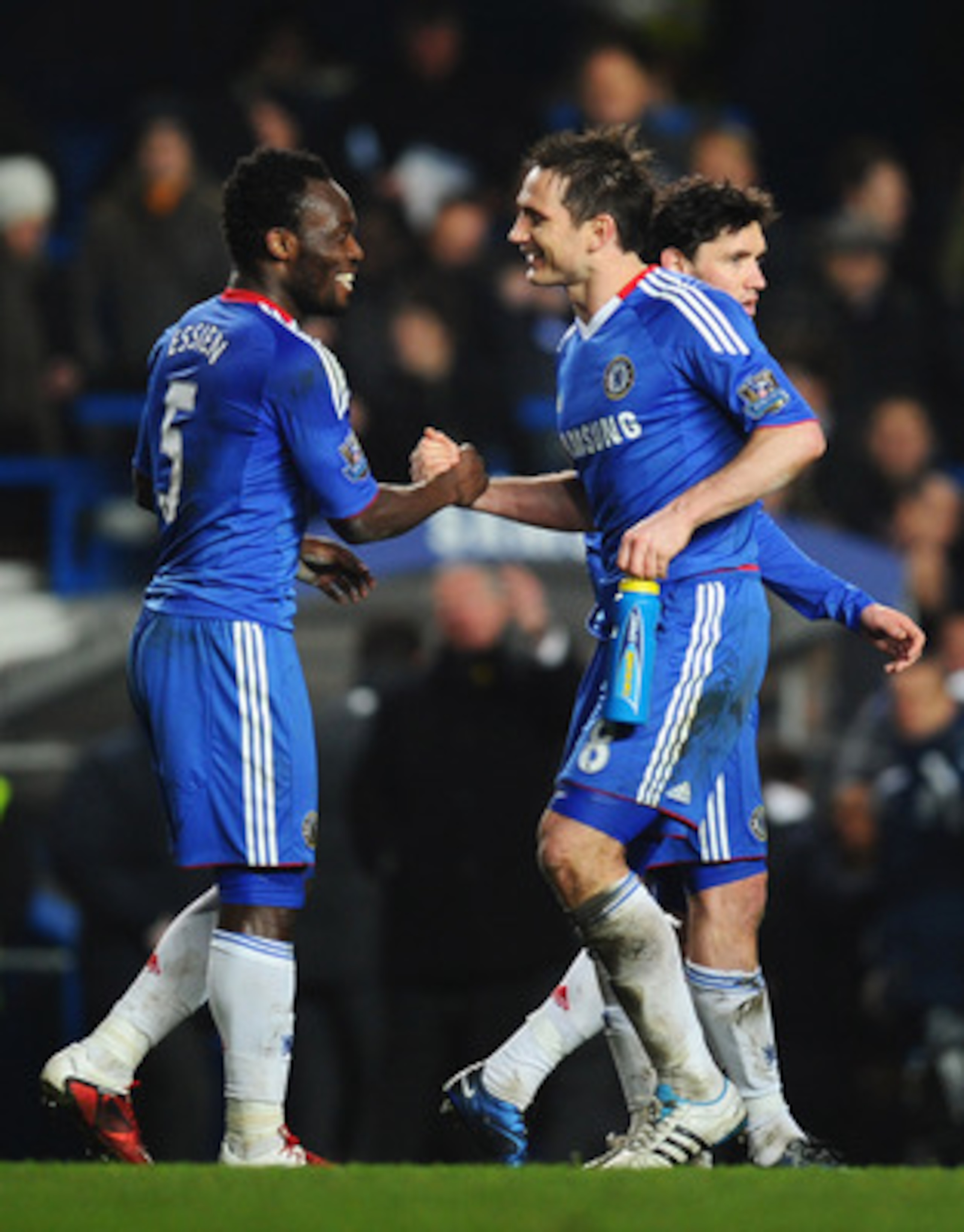 LONDON, ENGLAND - MARCH 01: Frank Lampard (R) of Chelsea celebrates victory with Michael Essien after the Barclays Premier League match between Chelsea and Manchester United at Stamford Bridge on March 1, 2011 in London, England. (Photo by Clive Mason/G LONDON, ENGLAND - MARCH 01: Frank Lampard (R) of Chelsea celebrates victory with Michael Essien after the Barclays Premier League match between Chelsea and Manchester United at Stamford Bridge on March 1, 2011 in London, England. (Photo by Clive Mason/G