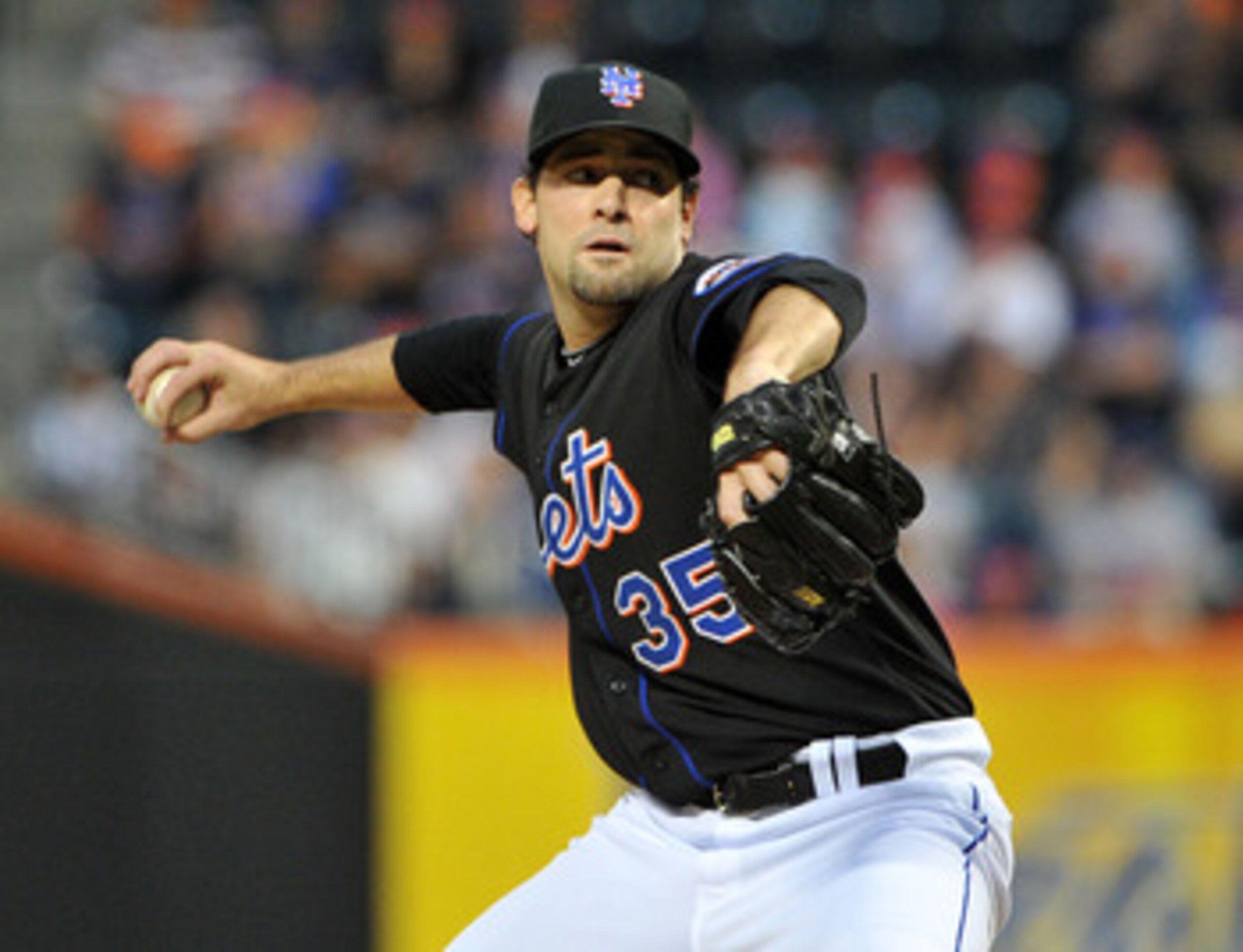 NEW YORK, NY - JUNE 04: Dillon Gee #35 of the New York Mets throws a pitch in the top of the first inning against the Atlanta Braves at Citi Field on June 4, 2011 in the Flushing neighborhood of the Queens borough of New York City. (Photo by Christopher P