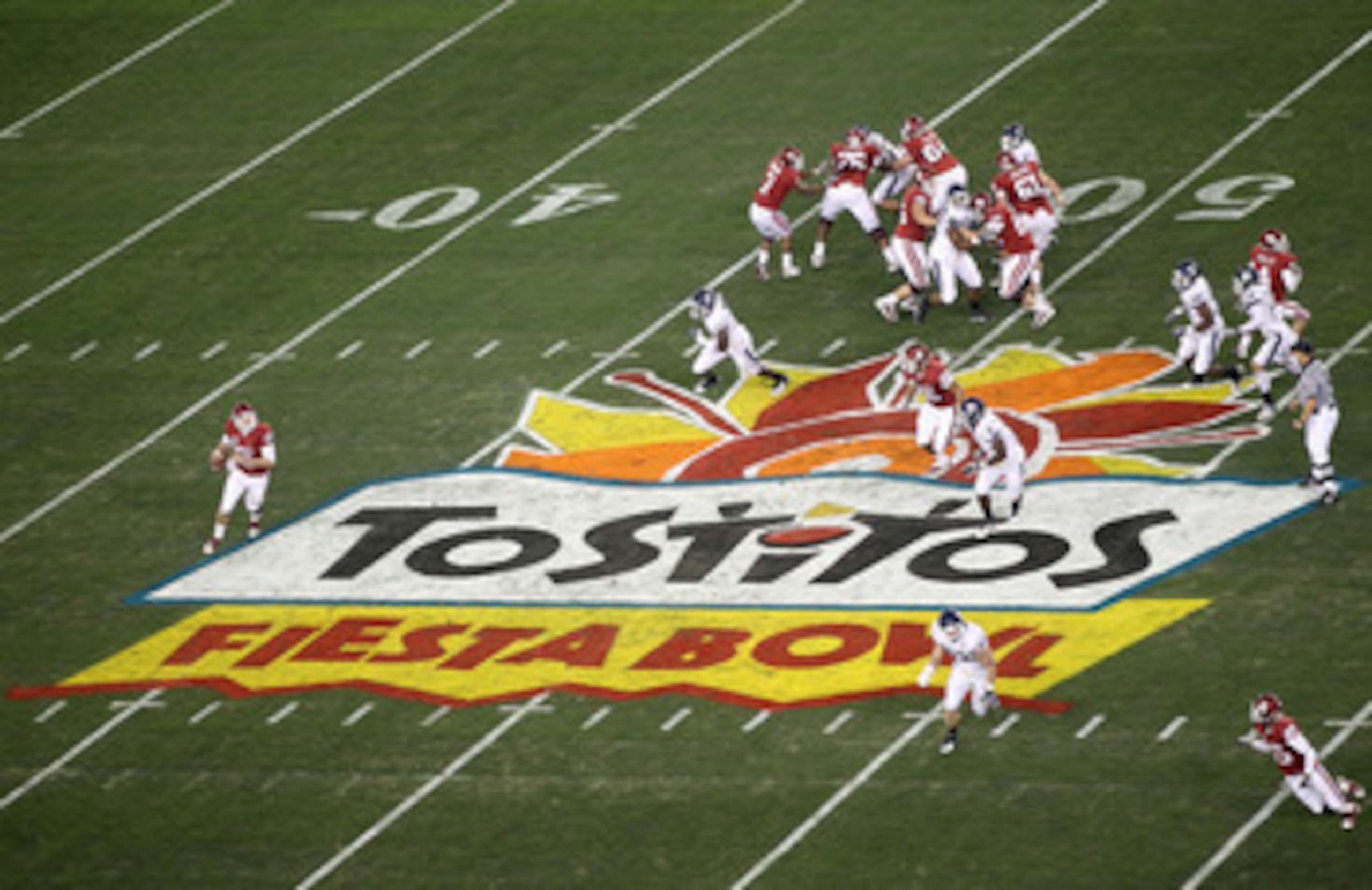 GLENDALE, AZ - JANUARY 01:  Landry Jones #12 of the Oklahoma Sooners looks to throw the ball in the first half against the Connecticut Huskies during the Tostitos Fiesta Bowl at the Universtity of Phoenix Stadium on January 1, 2011 in Glendale, Arizona.