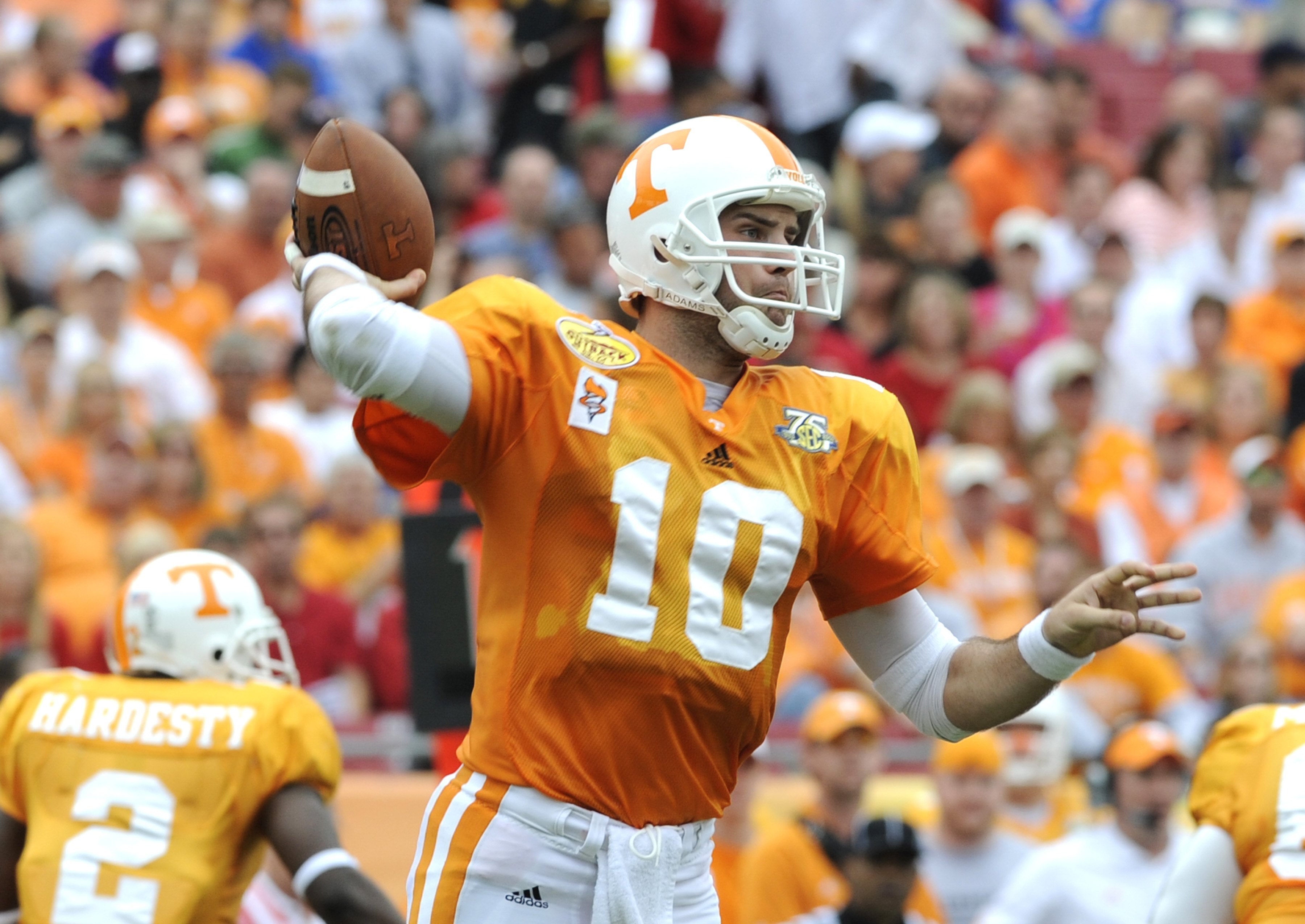 TAMPA, FL -  JANUARY 1: Quaarterback Erik Ainge #10 of the Tennessee Volunteers sets to pass against the Wisconsin Badgers in the 2008 Outback Bowl at Raymond James Stadium on January 1, 2008 in Tampa, Florida.   The Volunteers won 21 - 17. (Photo by Al M
