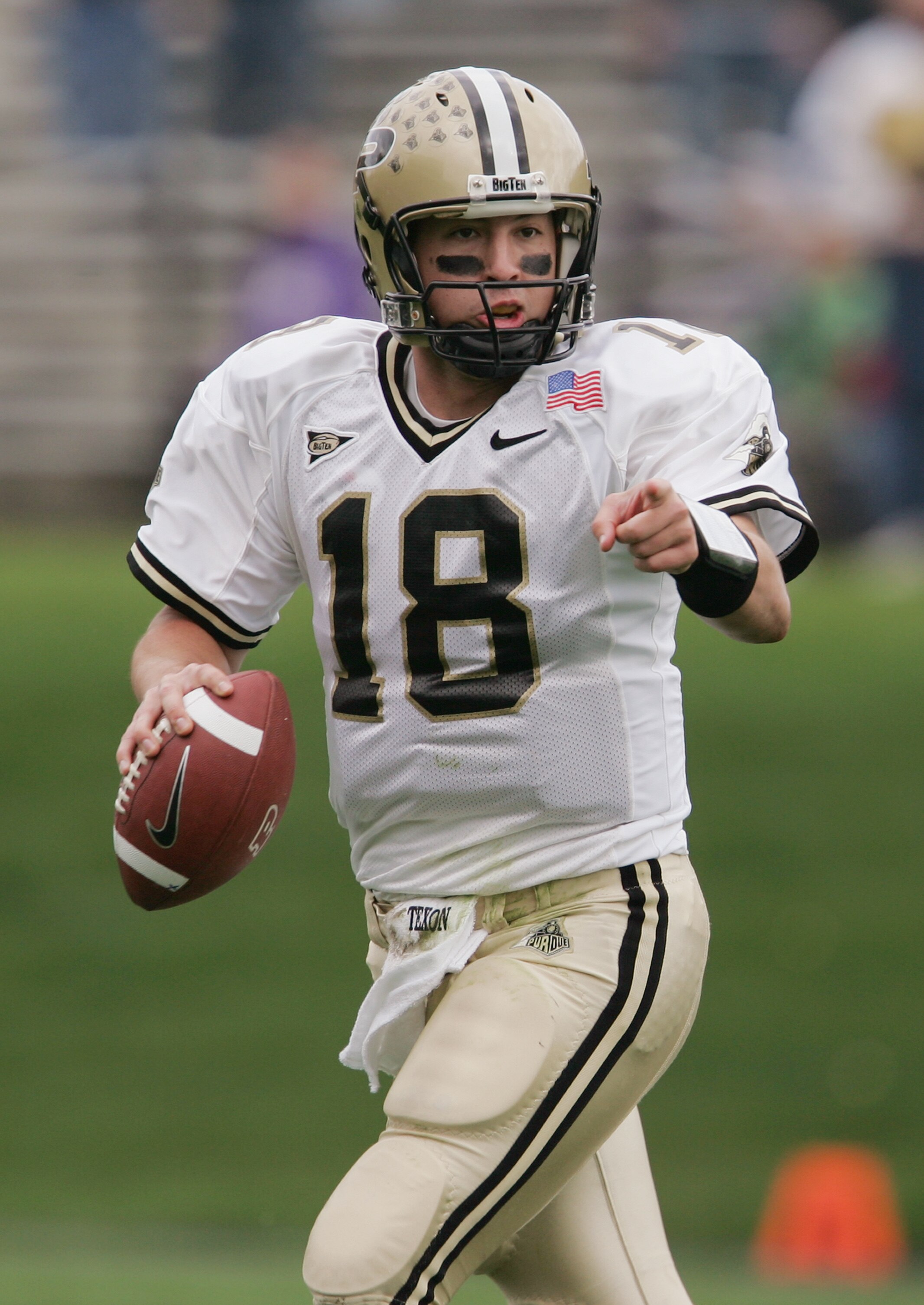 EVANSTON, IL - OCTOBER 30:  Kyle Orton #18 of the Purdue Boilermakers looks to pass during the game against the Northwestern Wildcats on October 30, 2004 at Ryan Field at Northwestern University in Evanston, Illinois.  The Wildcats defeated the Boilermake