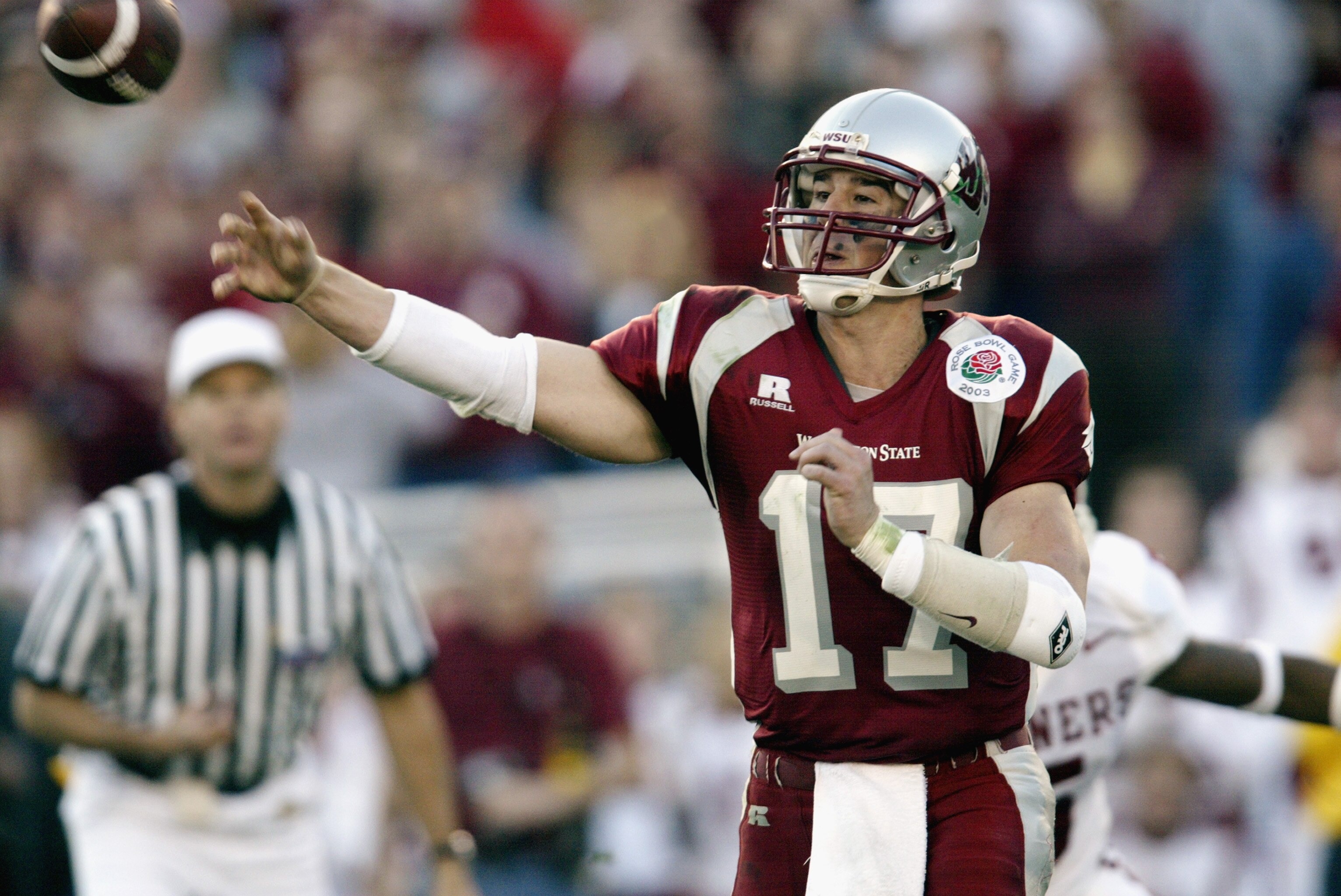 PASADENA, CA - JANUARY 1:  Quarterback Jason Gesser #17 of the WSU Cougars passes during the 89th Rose Bowl against the Oklahoma Sooners on January 1, 2003 at the Rose Bowl in Pasadena, California.  The University of Oklahoma Sooners defeated the Washingt