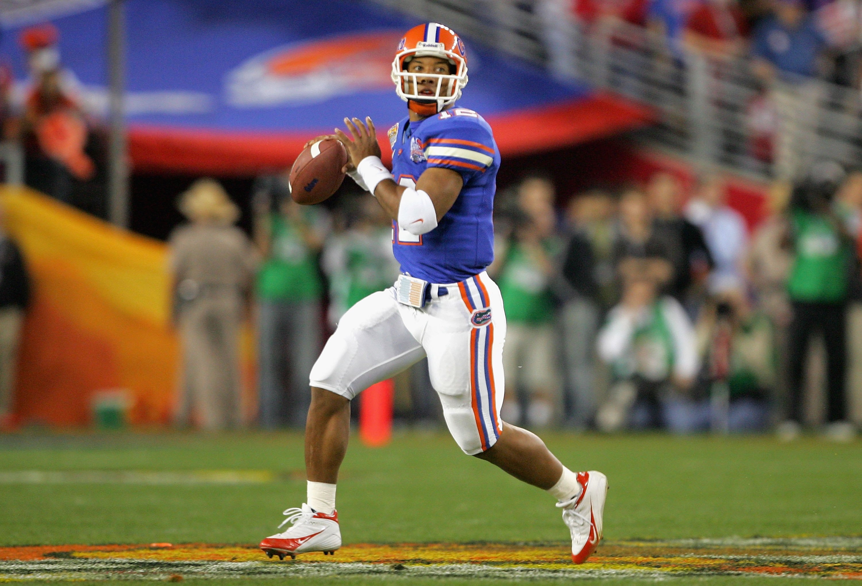 GLENDALE, AZ - JANUARY 08:  Quarterback Chris Leak #12 of the Florida Gators scrambles with the ball against the Ohio State Buckeyes during the second quarter of the 2007 Tostitos BCS National Championship Game at the University of Phoenix Stadium on Janu