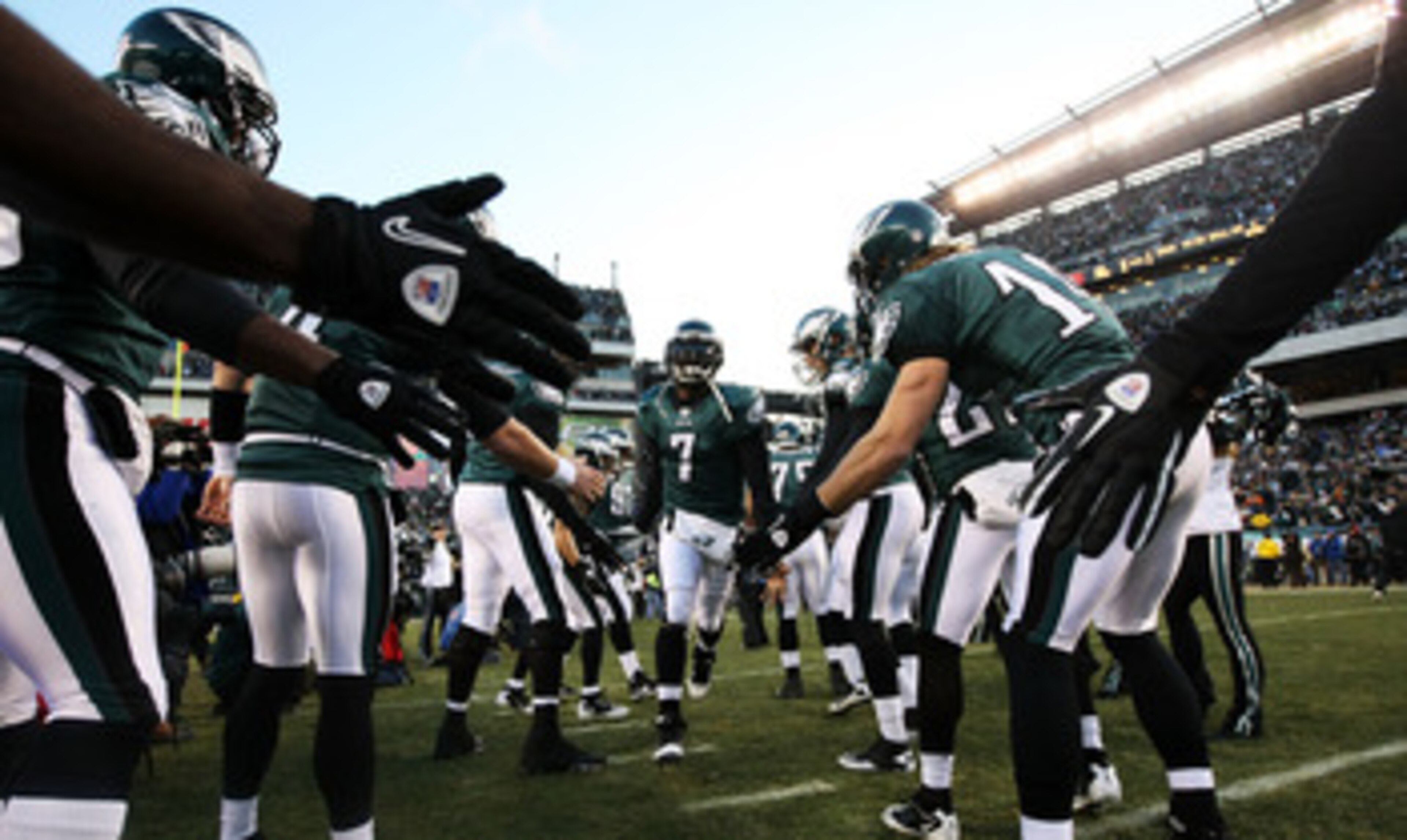 PHILADELPHIA, PA - JANUARY 09:  Michael Vick #7 of the Philadelphia Eagles takes the field before playing against the Green Bay Packers in the 2011 NFC wild card playoff game at Lincoln Financial Field on January 9, 2011 in Philadelphia, Pennsylvania.  (P