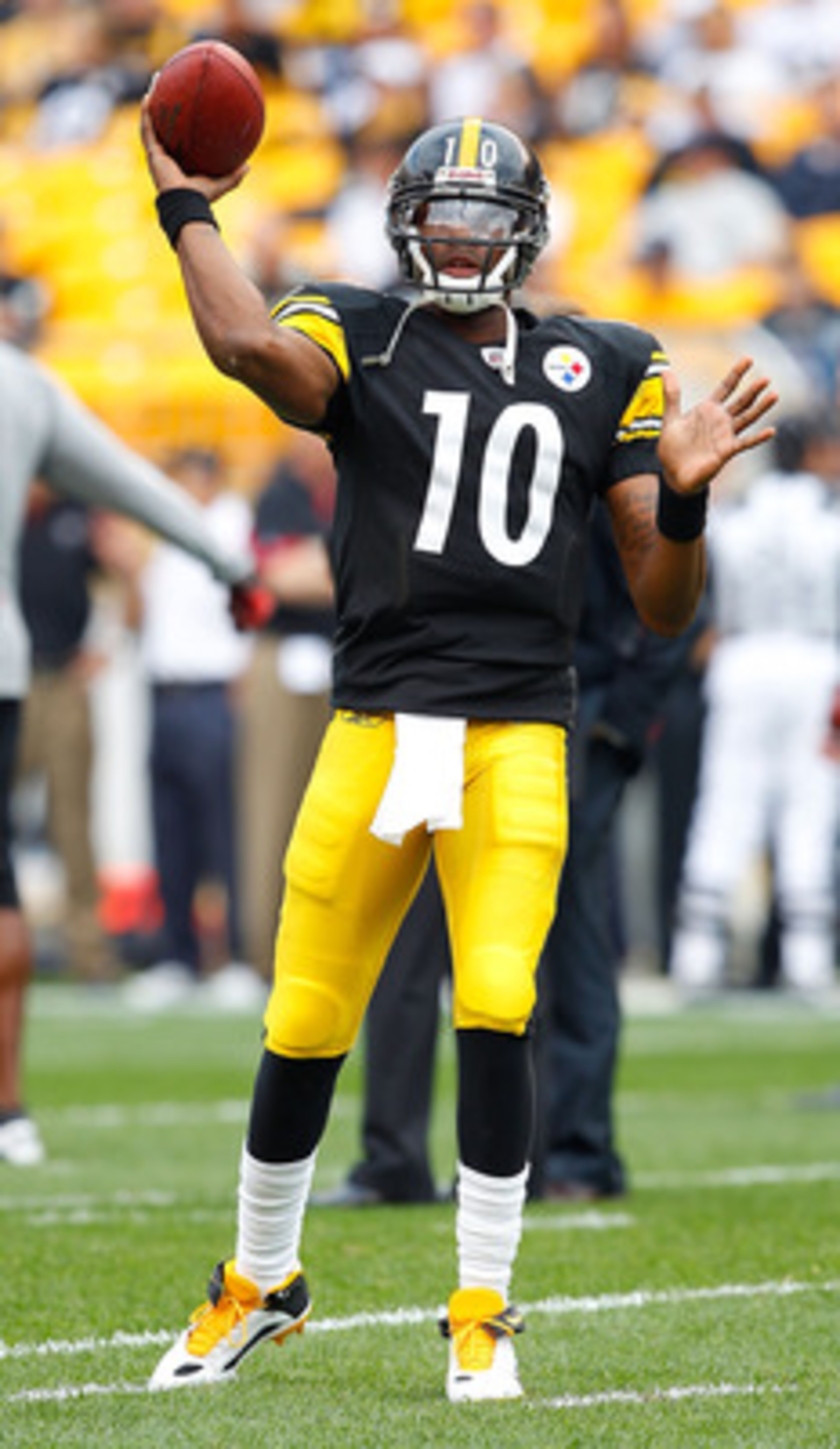PITTSBURGH - SEPTEMBER 12:  Dennis Dixon #10 of the Pittsburgh Steelers warms up prior to the NFL season opener game against the Atlanta Falcons on September 12, 2010 at Heinz Field in Pittsburgh, Pennsylvania.  (Photo by Jared Wickerham/Getty Images)