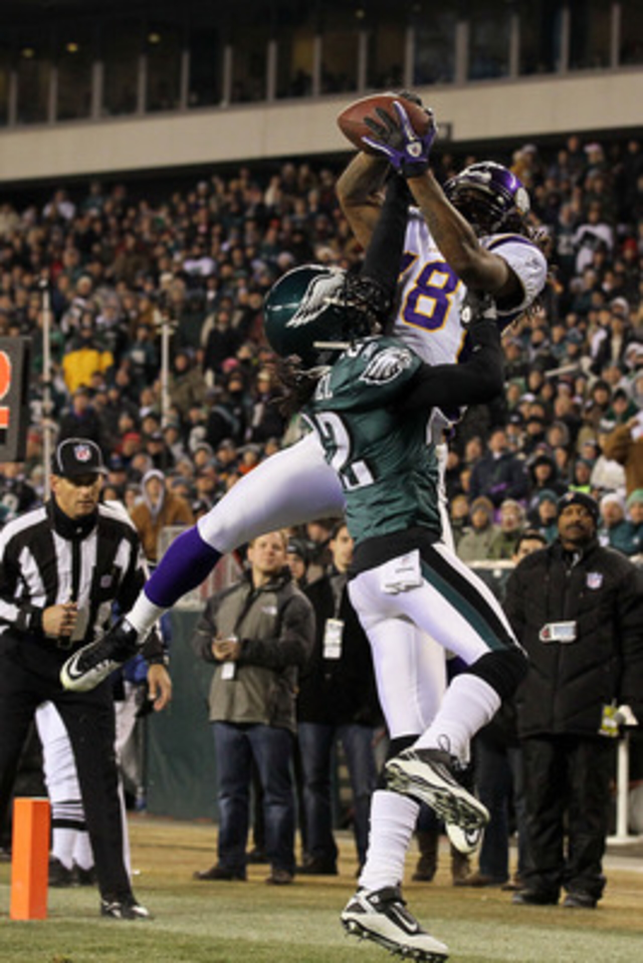 PHILADELPHIA, PA - DECEMBER 28: Sidney Rice #18 of the Minnesota Vikings in action against Asante Samuel #22 of the Philadelphia Eagles at Lincoln Financial Field on December 28, 2010 in Philadelphia, Pennsylvania. (Photo by Jim McIsaac/Getty Images) PHILADELPHIA, PA - DECEMBER 28: Sidney Rice #18 of the Minnesota Vikings in action against Asante Samuel #22 of the Philadelphia Eagles at Lincoln Financial Field on December 28, 2010 in Philadelphia, Pennsylvania. (Photo by Jim McIsaac/Getty Images)