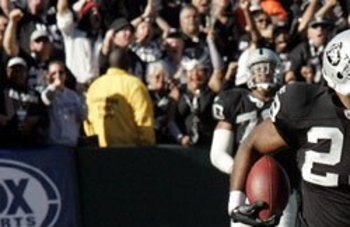 KANSAS CITY, MO - JANUARY 02:  Running back Michael Bush #29 of the Oakland Raiders runs down field in a game against the Kansas City Chiefs at Arrowhead Stadium on January 2, 2011 in Kansas City, Missouri.  (Photo by Tim Umphrey/Getty Images)