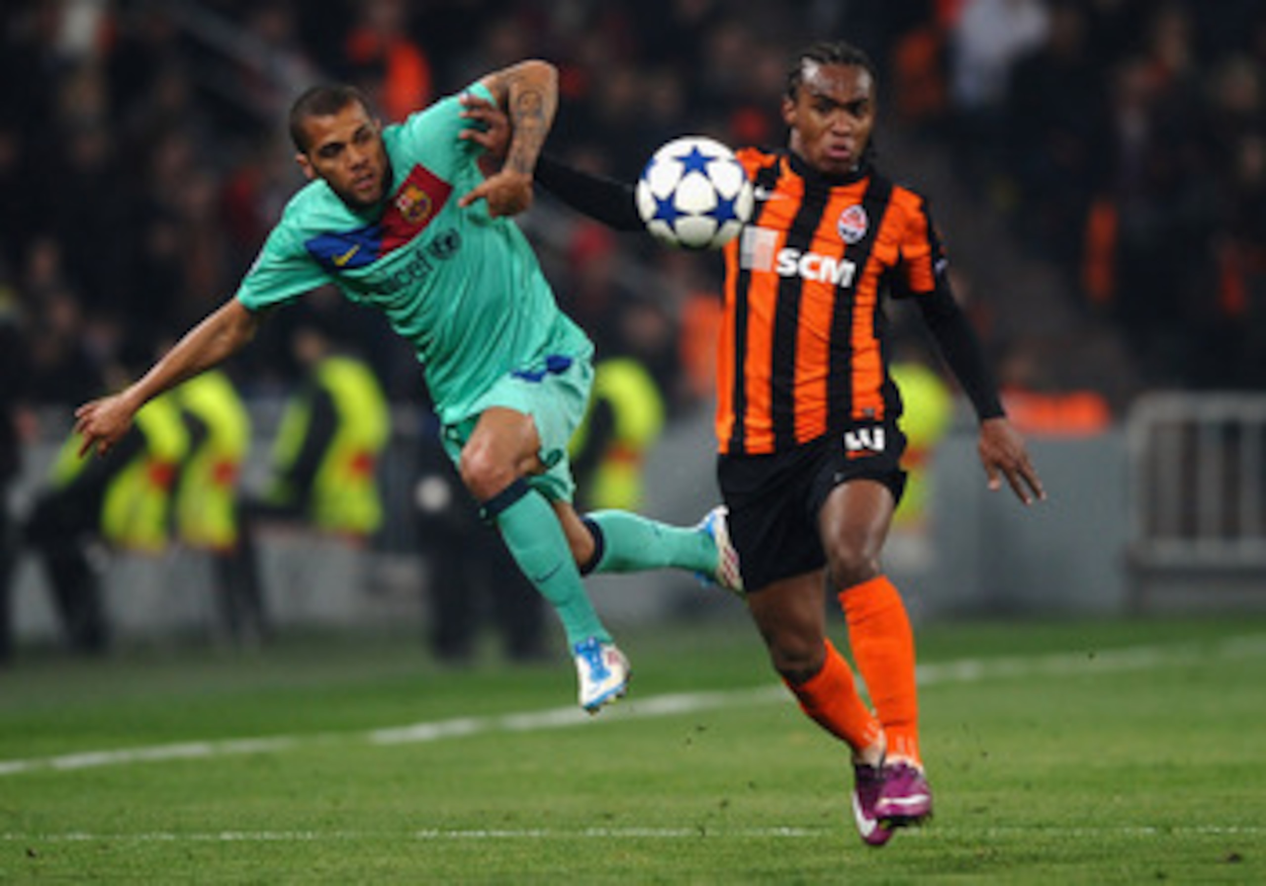DONETSK, UKRAINE - APRIL 12: Daniel Alves (L) of Barcelona battles with Willian of Shakhtar Donetsk during the UEFA Champions League Quarter Final 2nd Leg match between Shakhtar Donetsk and Barcelona at the Donbass Arena on April 12, 2011 in Donetsk, Ukra