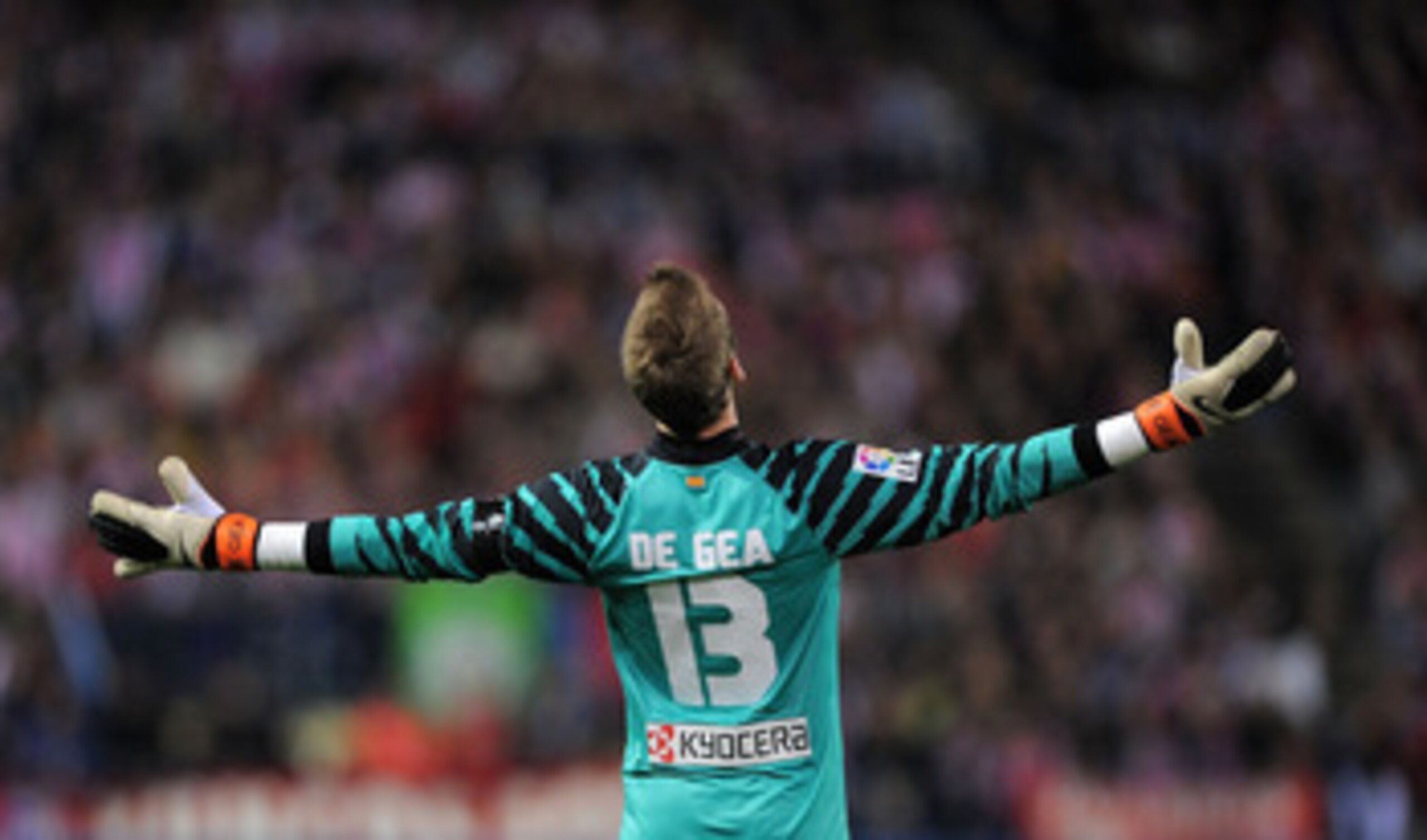 MADRID, SPAIN - MARCH 19:  David De Gea of Atletico Madrid reacts during the La Liga match between Atletico Madrid and Real Madrid at Vicente Calderon Stadium on March 19, 2011 in Madrid, Spain.  (Photo by Denis Doyle/Getty Images)