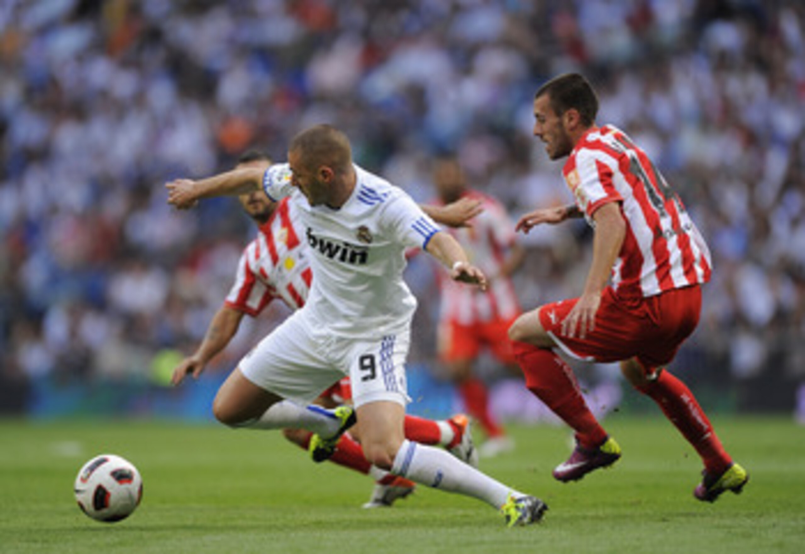 MADRID, SPAIN - MAY 21: Karim Benzema (L) of Real Madrid is chased by Rigo of UD Almeria during the La Liga match between Real Madrid and UD Almeria at Estadio Santiago Bernabeu on May 21, 2011 in Madrid, Spain.  (Photo by Denis Doyle/Getty Images)