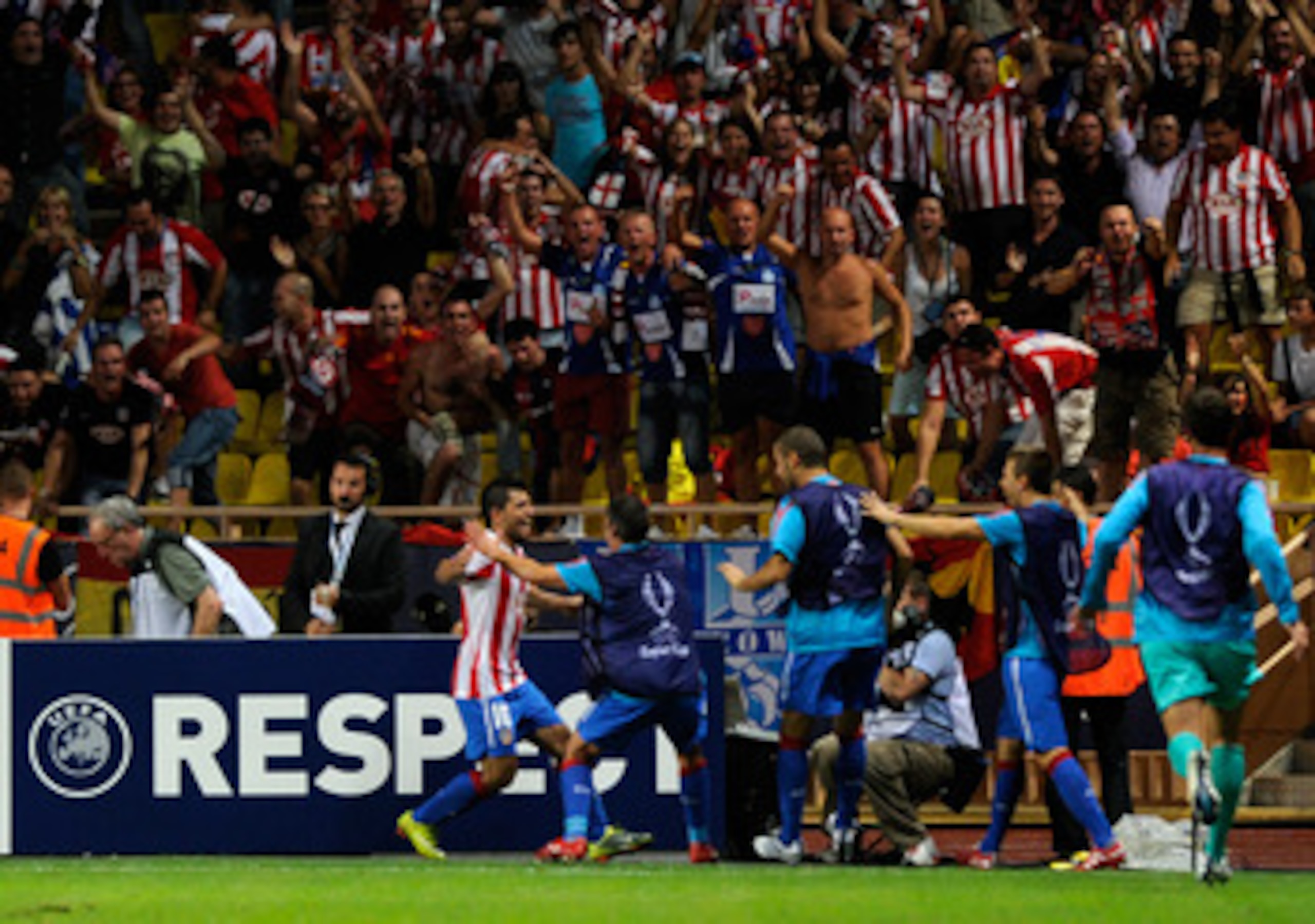 MONACO - AUGUST 27:  Sergio Aguero of Madrid celebrates after the second goal during the UEFA Super Cup between Inter and Atletico Madrid at Louis II Stadium on August 27, 2010 in Monaco, Monaco.  (Photo by Claudio Villa/Getty Images)