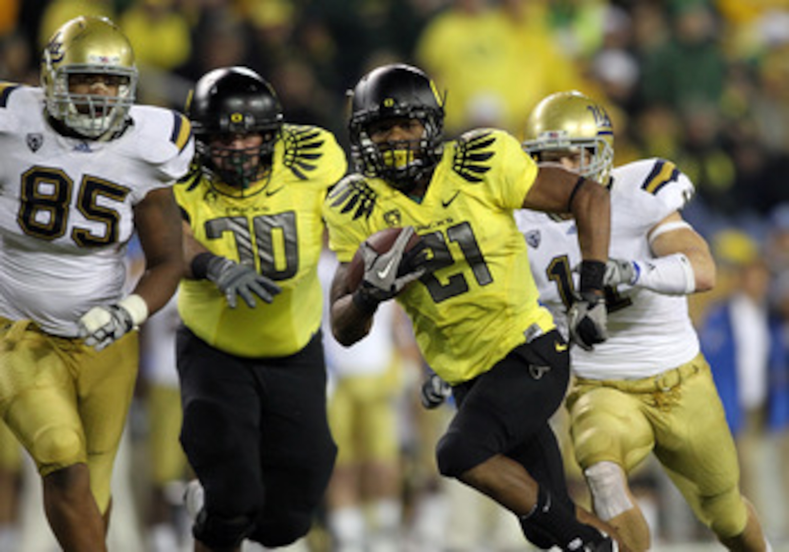 EUGENE, OR - OCTOBER 21:  LaMichael James #21 of the Oregon Ducks runs the ball against the UCLA Bruins on October 21, 2010 at the Autzen Stadium in Eugene, Oregon.  (Photo by Jonathan Ferrey/Getty Images)