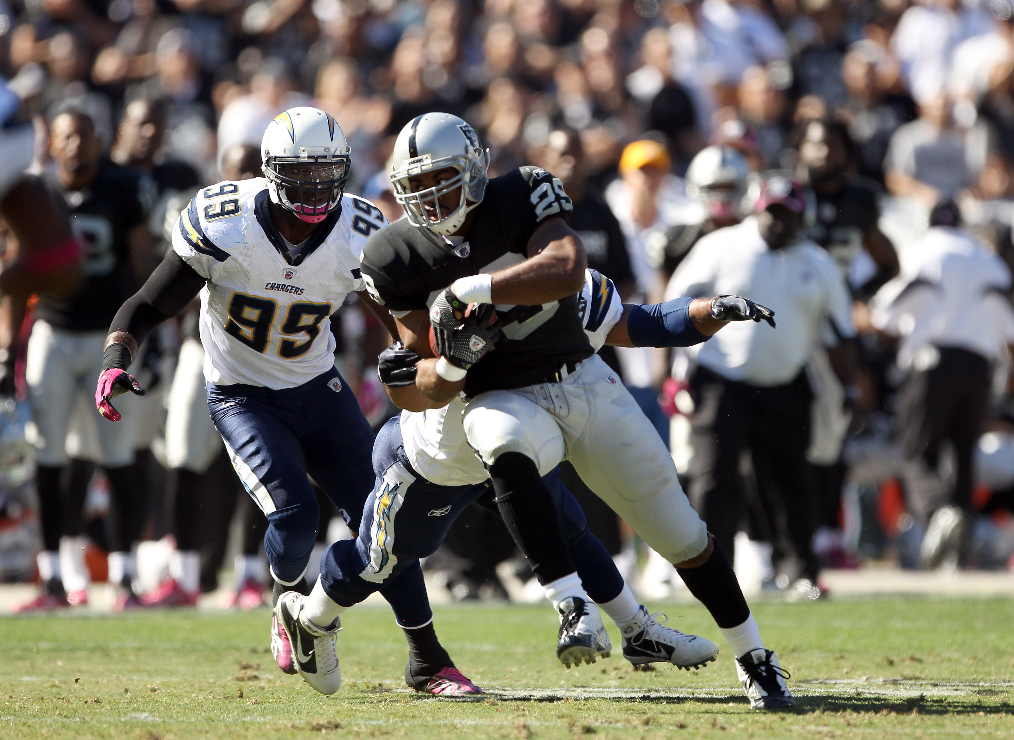 OAKLAND, CA - OCTOBER 10:  Michael Bush #29 of the Oakland Raiders runs with the ball against the San Diego Chargers at Oakland-Alameda County Coliseum on October 10, 2010 in Oakland, California.  (Photo by Ezra Shaw/Getty Images)