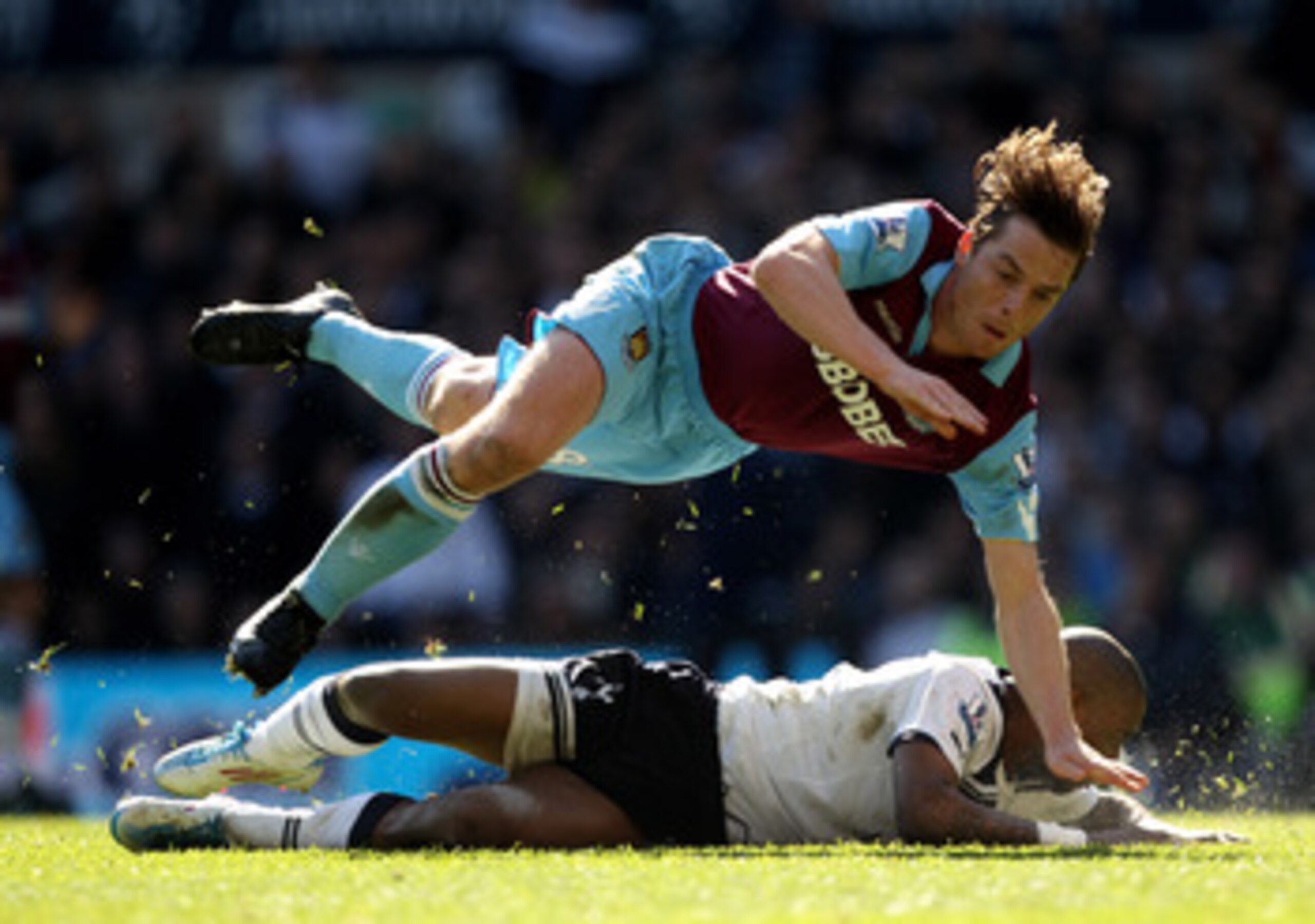 LONDON, ENGLAND - MARCH 19: Scott Parker (up) of West Ham tangles with Jermain Defoe of Tottenham during the Barclays Premier League match between Tottenham Hotspur and West Ham United at White Hart Lane on March 19, 2011 in London, England. (Photo by I LONDON, ENGLAND - MARCH 19: Scott Parker (up) of West Ham tangles with Jermain Defoe of Tottenham during the Barclays Premier League match between Tottenham Hotspur and West Ham United at White Hart Lane on March 19, 2011 in London, England. (Photo by I