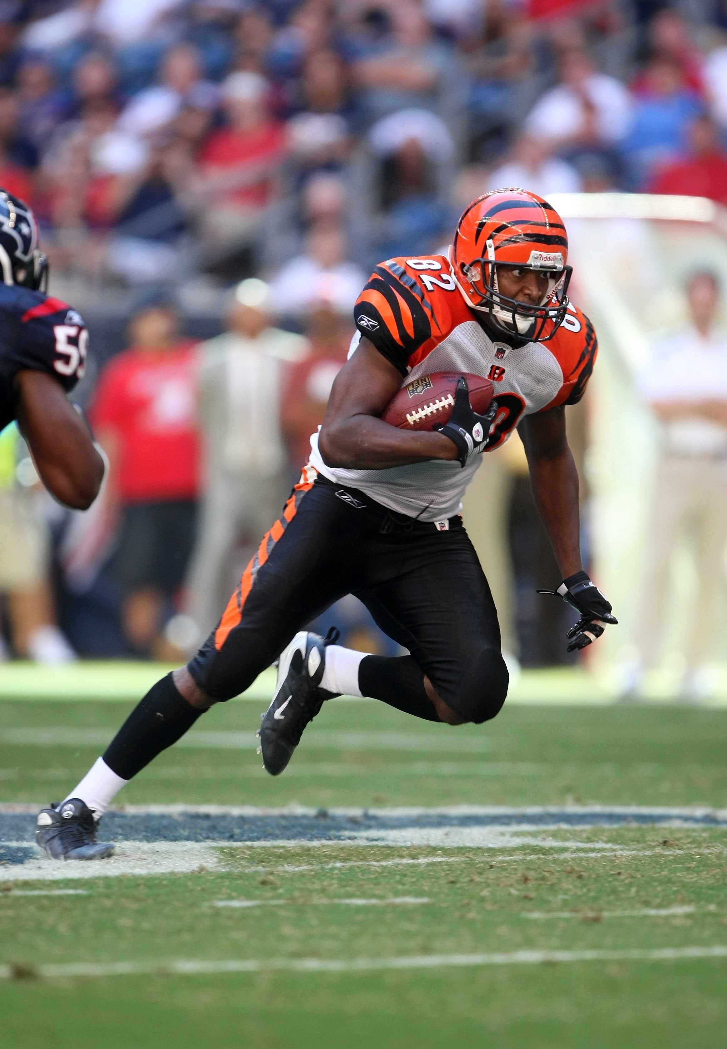 HOUSTON - OCTOBER 26:  Tight end Reggie Kelly #82 of the Cincinnati Bengals carries the ball against the Houston Texans on October 26, 2008 at Reliant Stadium in Houston, Texas. The Texans won 35-6.  (Photo by Stephen Dunn/Getty Images)