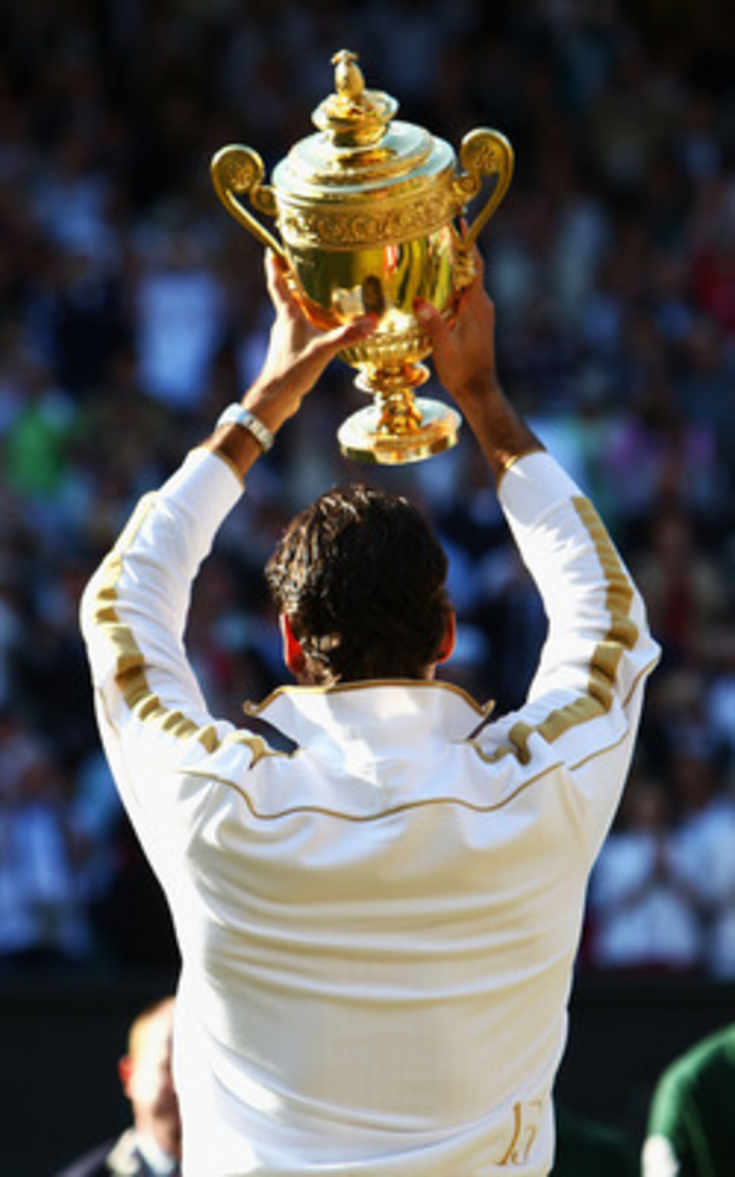 WIMBLEDON, ENGLAND - JULY 05: Roger Federer of Switzerland celebrates victory with the trophy after the men's singles final match against Andy Roddick of USA on Day Thirteen of the Wimbledon Lawn Tennis Championships at the All England Lawn Tennis and Cr WIMBLEDON, ENGLAND - JULY 05: Roger Federer of Switzerland celebrates victory with the trophy after the men's singles final match against Andy Roddick of USA on Day Thirteen of the Wimbledon Lawn Tennis Championships at the All England Lawn Tennis and Cr