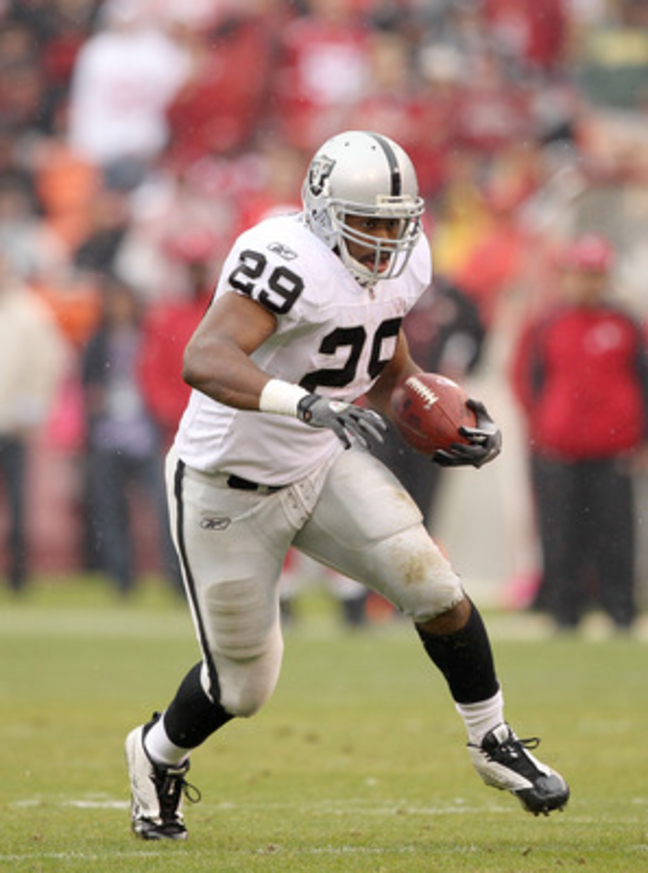 SAN FRANCISCO - OCTOBER 17:  Michael Bush #29  of the Oakland Raiders in action against the San Francisco 49ers at Candlestick Park on October 17, 2010 in San Francisco, California.  (Photo by Ezra Shaw/Getty Images)