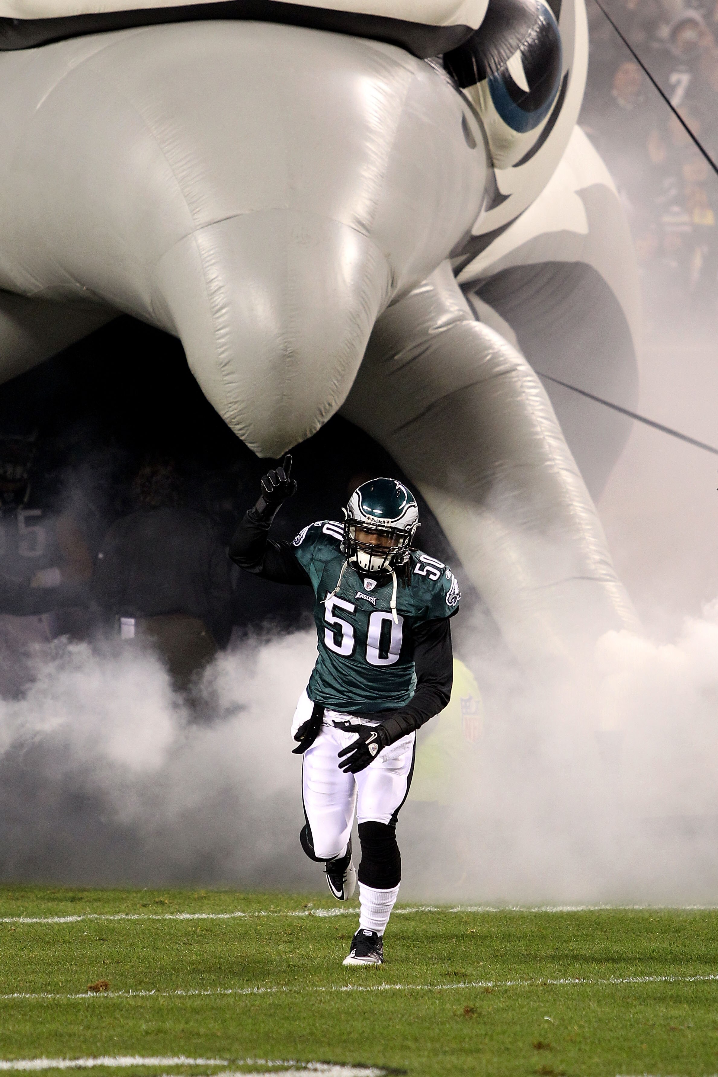 PHILADELPHIA, PA - DECEMBER 02:  Ernie Sims #50 of the Philadelphia Eagles takes the field during player introductions against the Houston Texans at Lincoln Financial Field on December 2, 2010 in Philadelphia, Pennsylvania.  (Photo by Chris Chambers/Getty