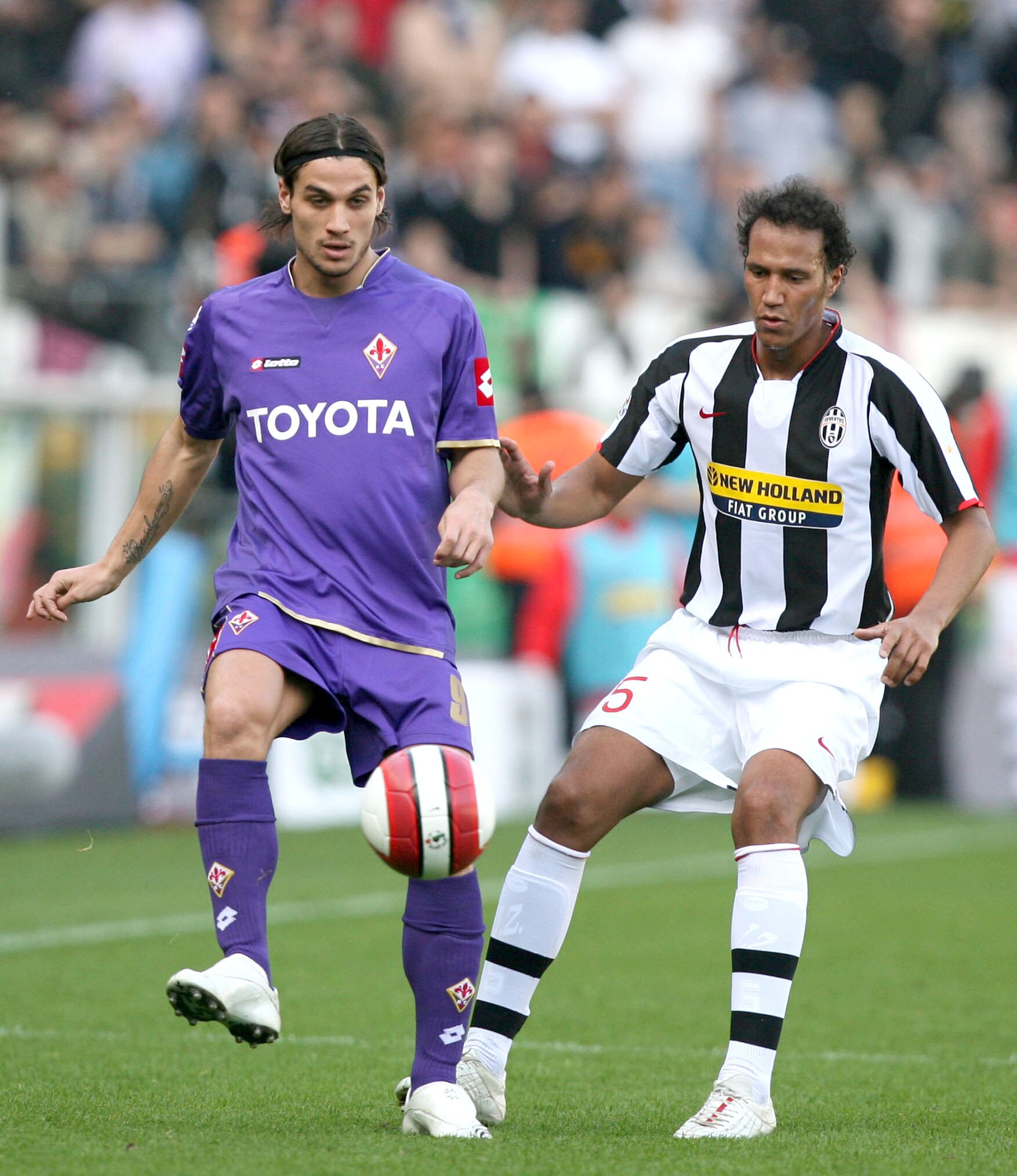 TURIN, ITALY - MARCH 02:  Jonhatan Zebina of Juventus and Pablo Osvaldo of Fiorentina in action during the Serie A match between Juventus and Fiorentina at the Stadio Olimpico on March 02, 2008 in Turin, Italy. (Photo by New Press/Getty Images)
