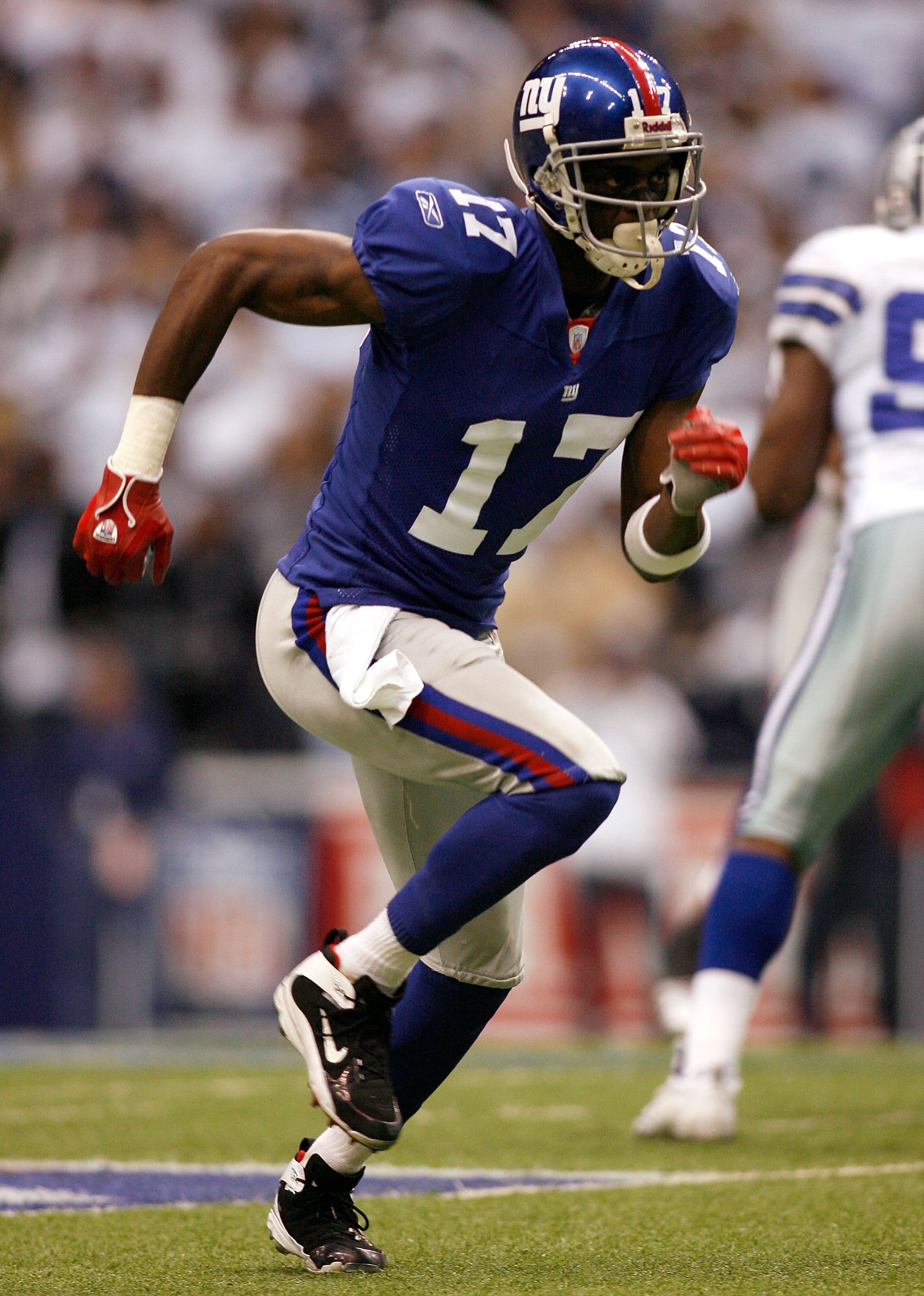 IRVING, TX - JANUARY 13:  Wide receiver Plaxico Burress #17 of the New York Giants in action against the Dallas Cowboys in the NFC Divisional Playoff game at Texas Stadium on January 13, 2008 in Irving, Texas. The Giants defeated the Cowboys 21-17.  (Phot